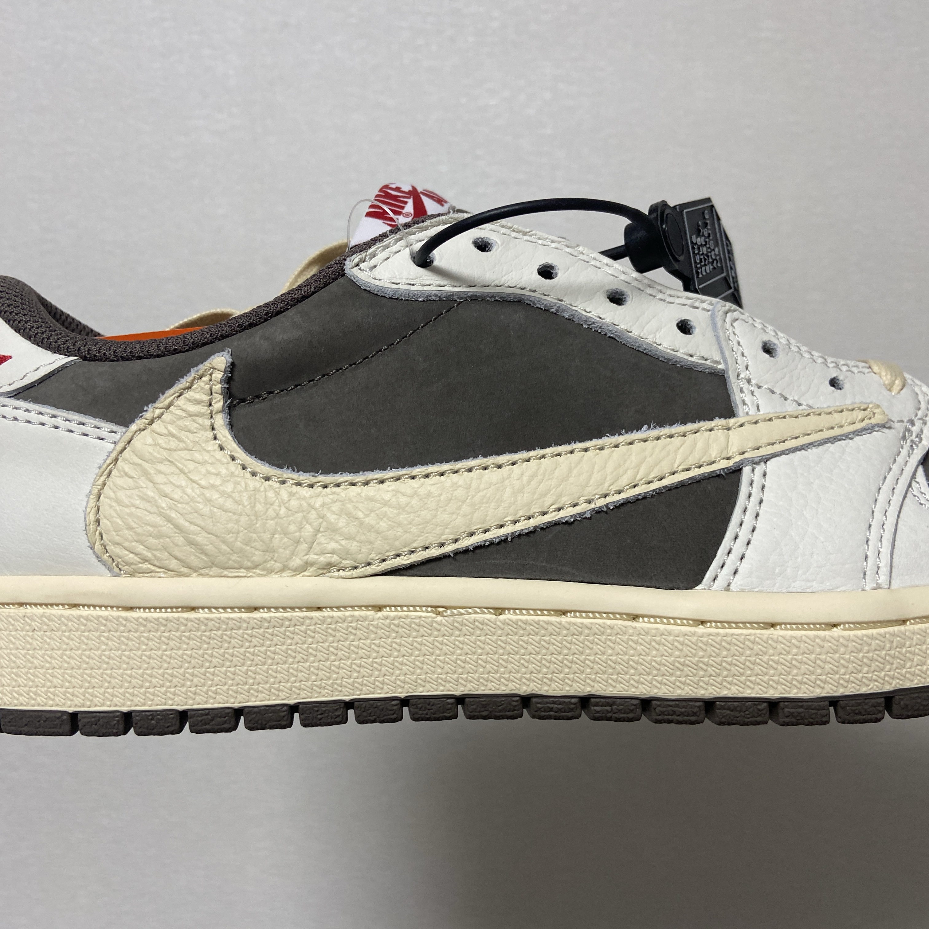 Jordan 1 x Travis Scott Retro Low OG SP Sail and Ridgerock 착용 스타일 - 2