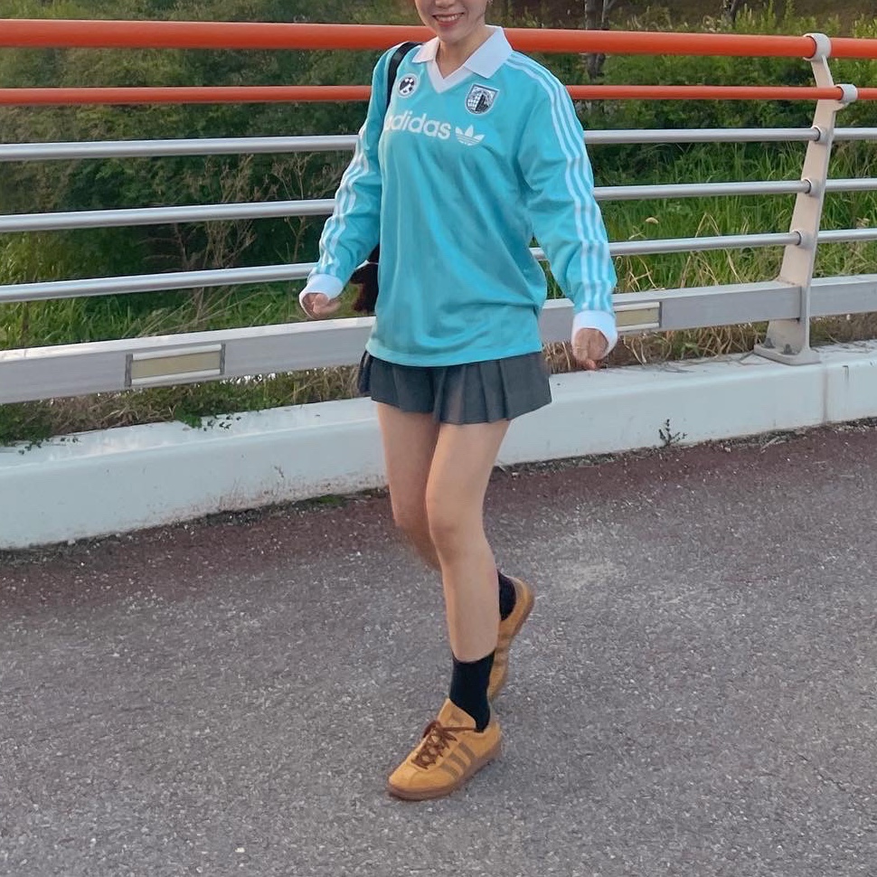 Adidas Tobacco Gruen Mesa Brown Desert, (W) Adidas Football Long Sleeve T-Shirt Light Aqua - US Sizing 착용 스타일 - 1