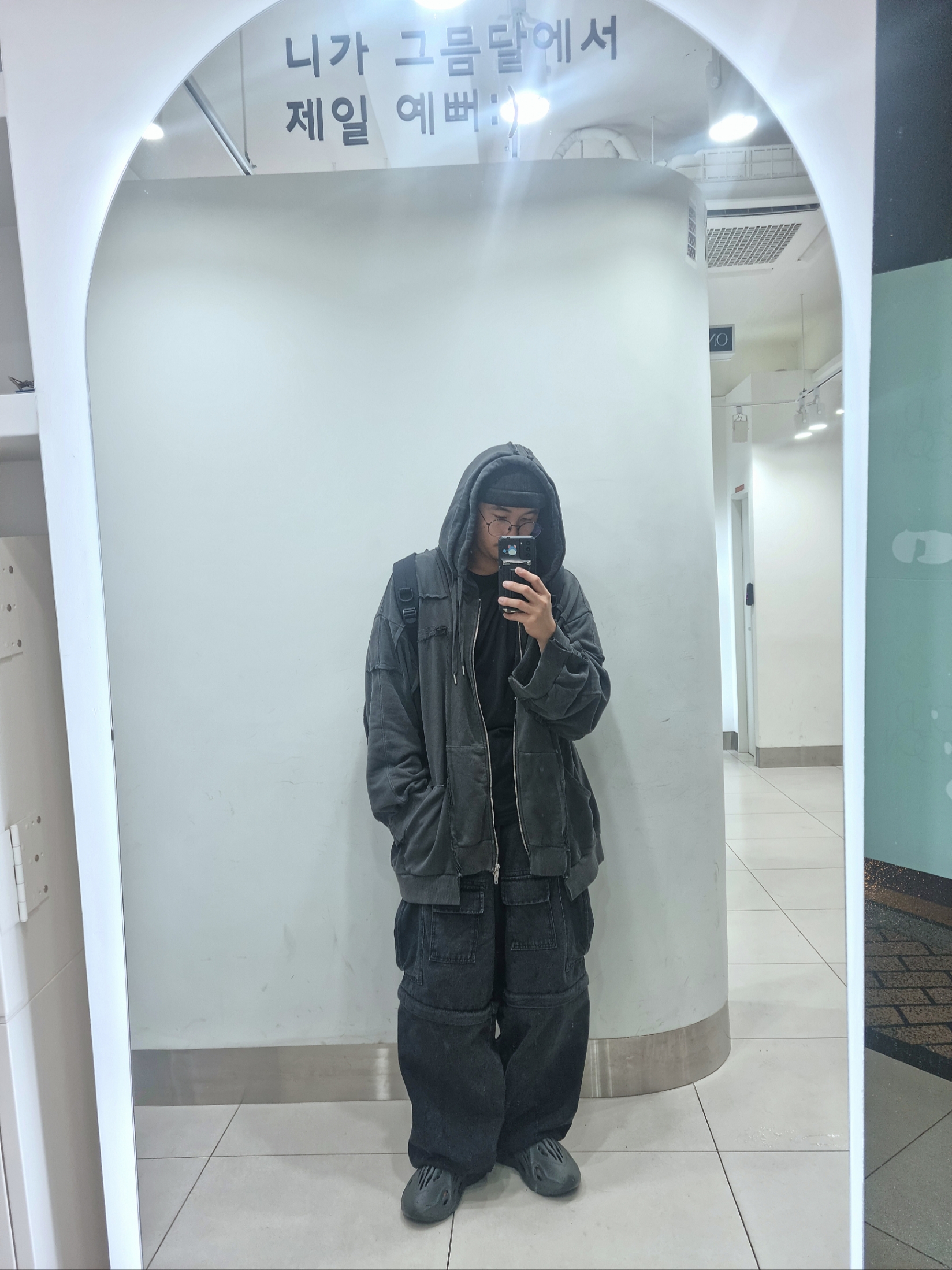 Adidas Yeezy Foam RNNR Carbon 착용 스타일