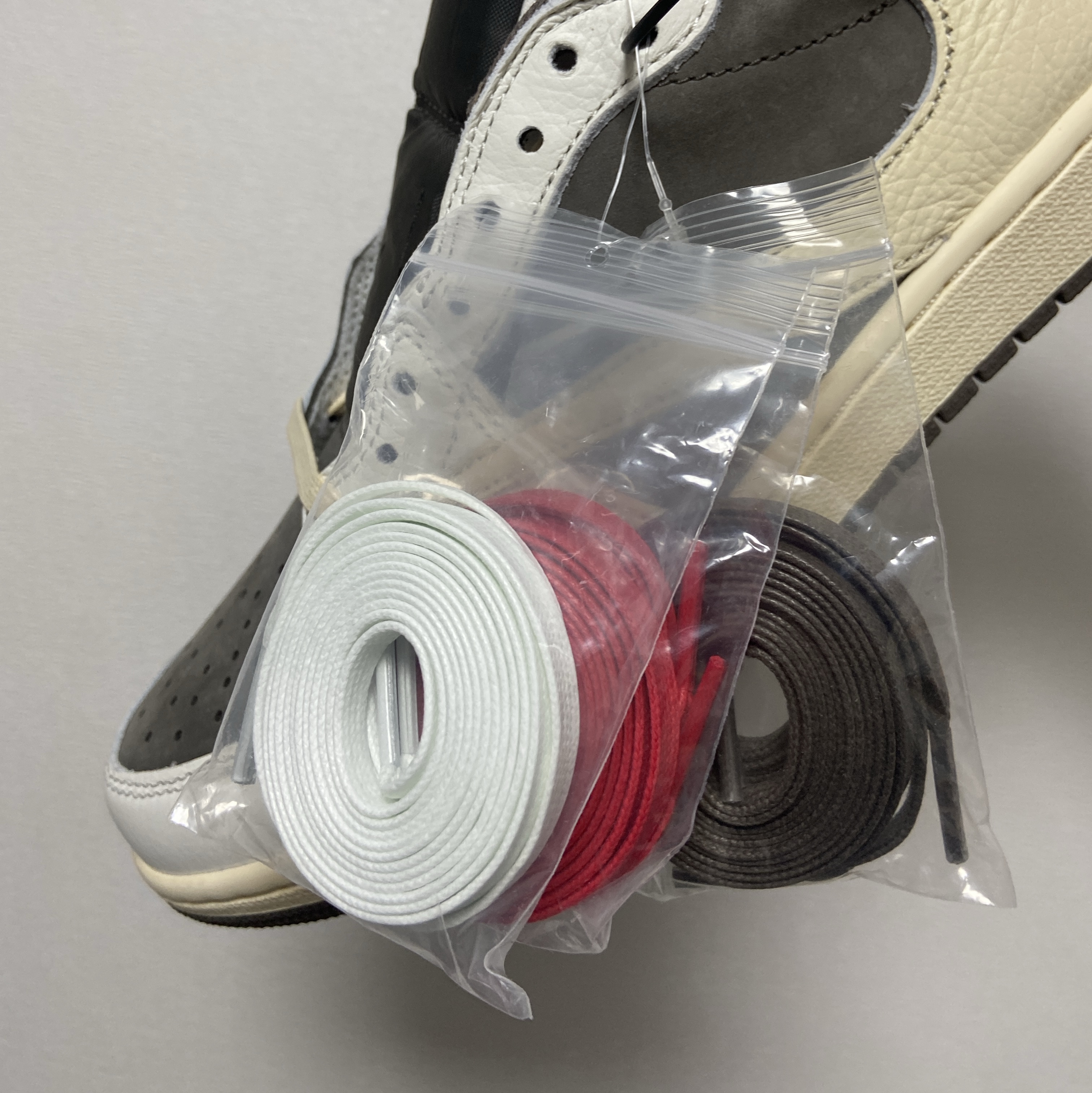 Jordan 1 x Travis Scott Retro Low OG SP Sail and Ridgerock 착용 스타일 - 4