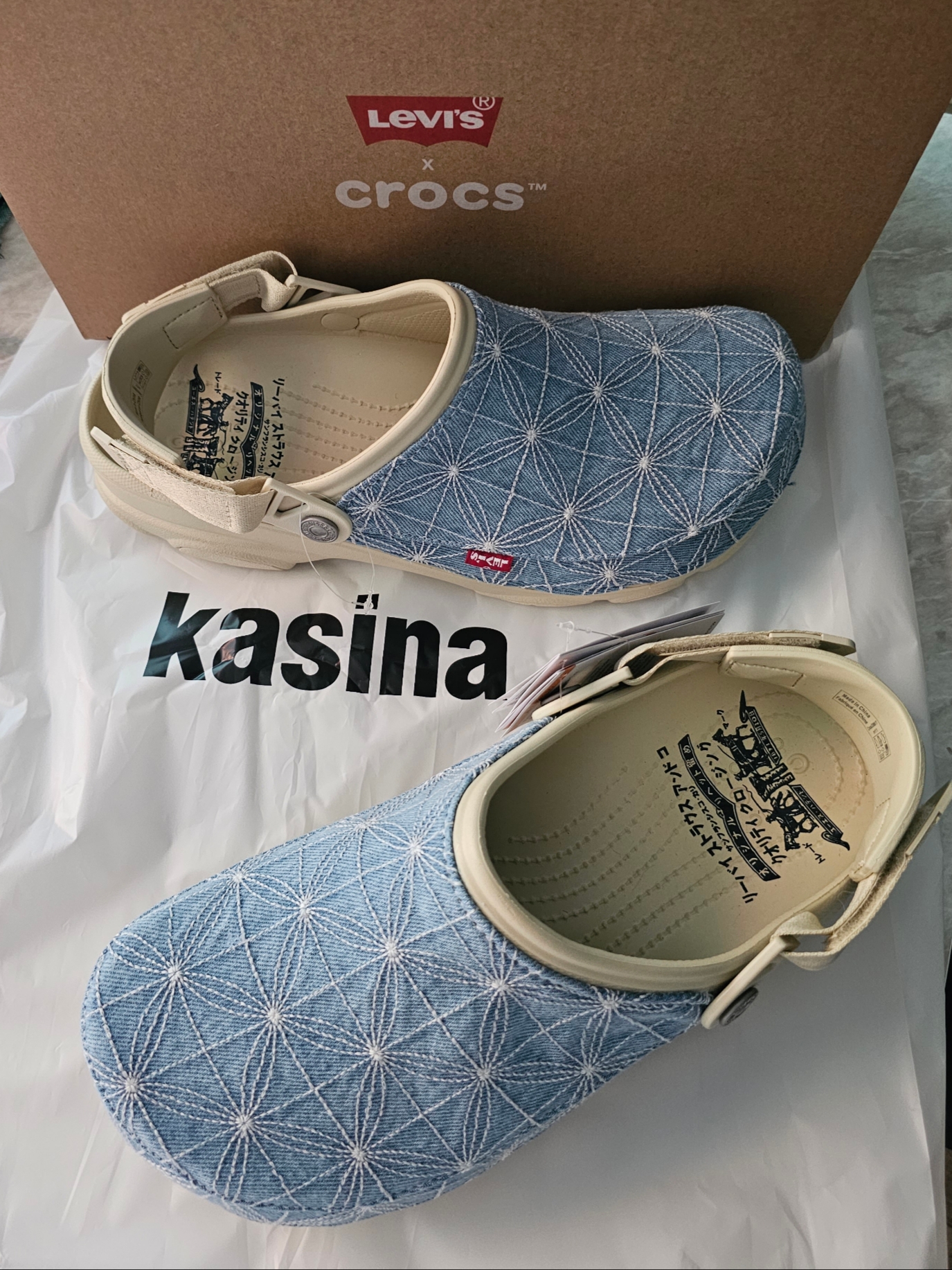 Crocs x Levi's All Terrain Clog Bone Blue 착용 스타일