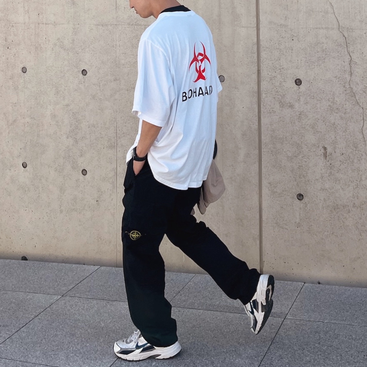 Nike Initiator White Obsidian Metallic Cool Grey, Stone Island 30803 Stretch Cotton Tela Paracadute Garment Dyed Cargo Pants Black - 23SS 착용 스타일