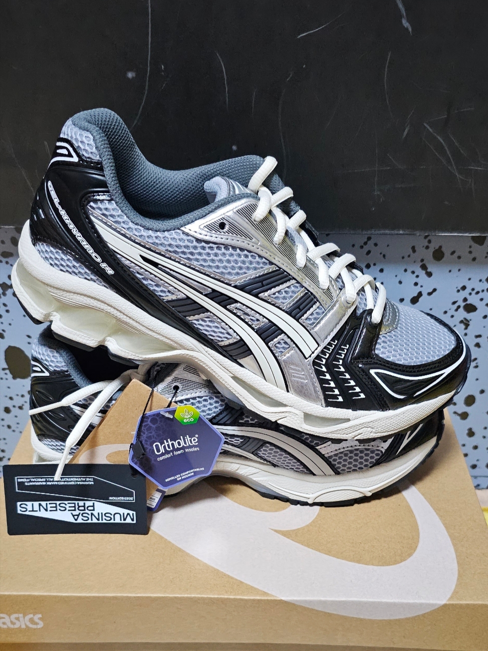 Asics Gel-Kayano 14 Black Glacier Grey 착용 스타일 - 3