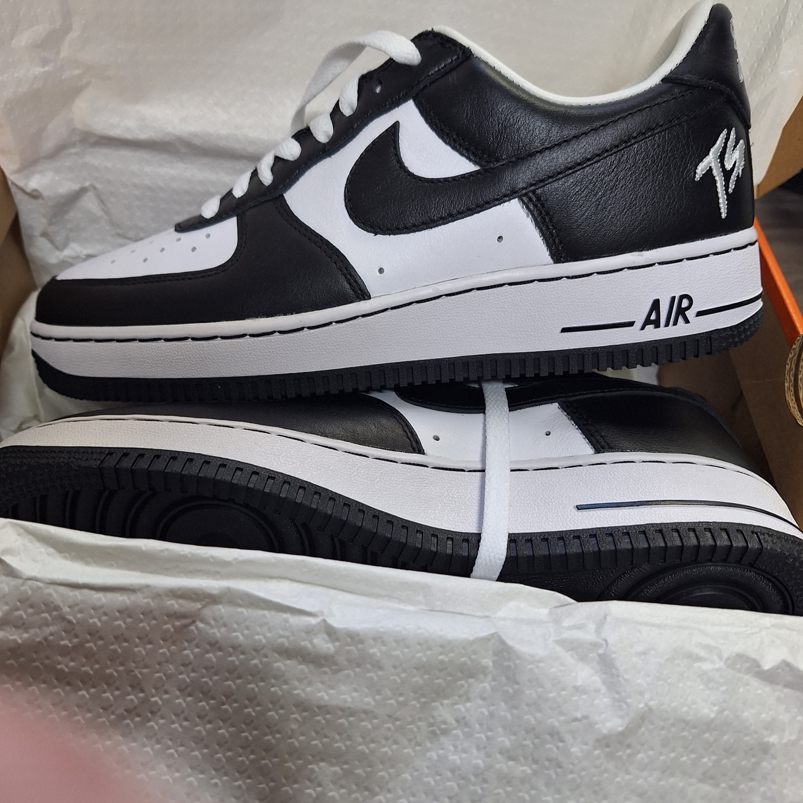 Nike x Terror Squad Air Force 1 Low QS Blackout 착용 스타일