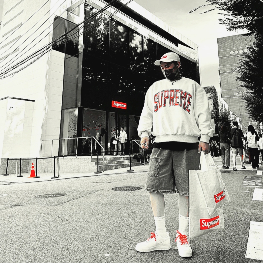 Supreme Tote Bag Blue - 23FW, Supreme Small Cinch Pouch Red - 23FW 착용 스타일 - 5