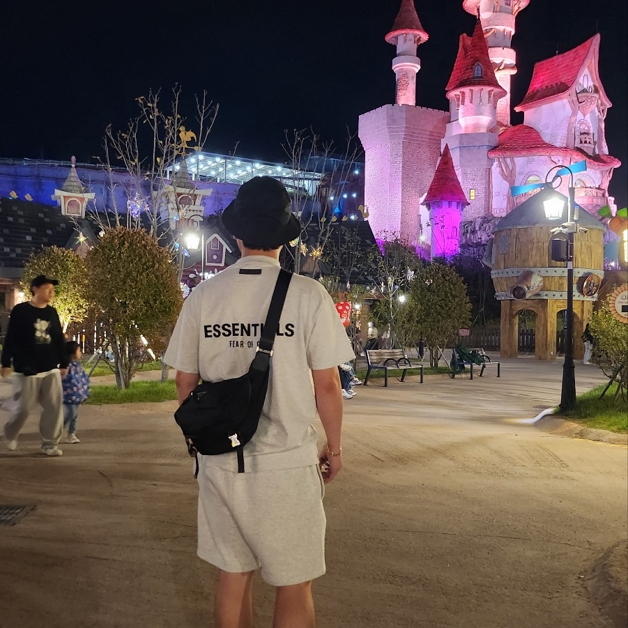 Prada Re-Nylon and Saffiano Leather Shoulder Bag Black, Essentials The Core Collection T-Shirt Light Oatmeal 착용 스타일