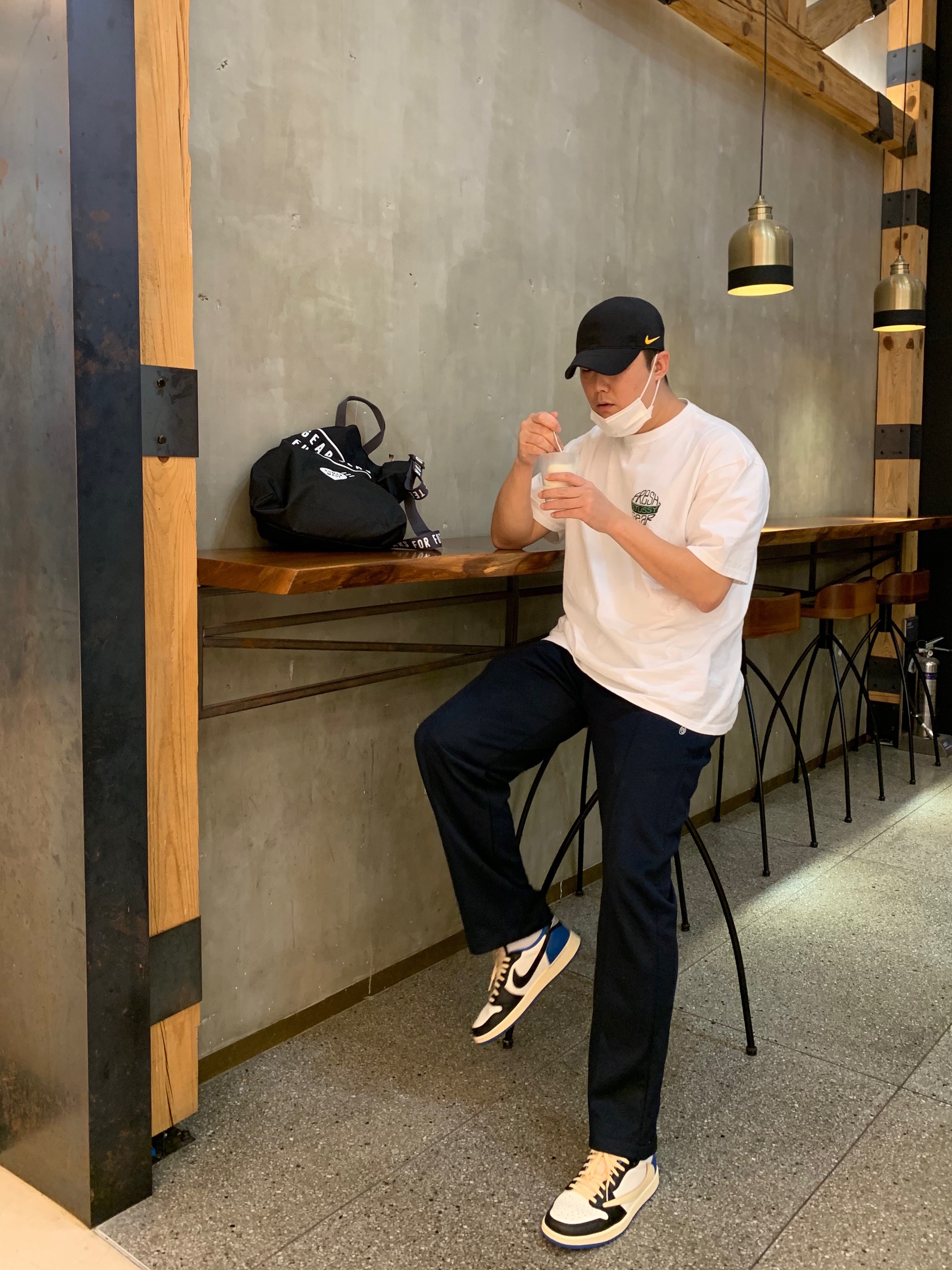 Nike x Drake Nocta Essential Cap Black, Jordan 1 x Travis Scott x Fragment Retro Low OG SP Military Blue 착용 스타일 - 1