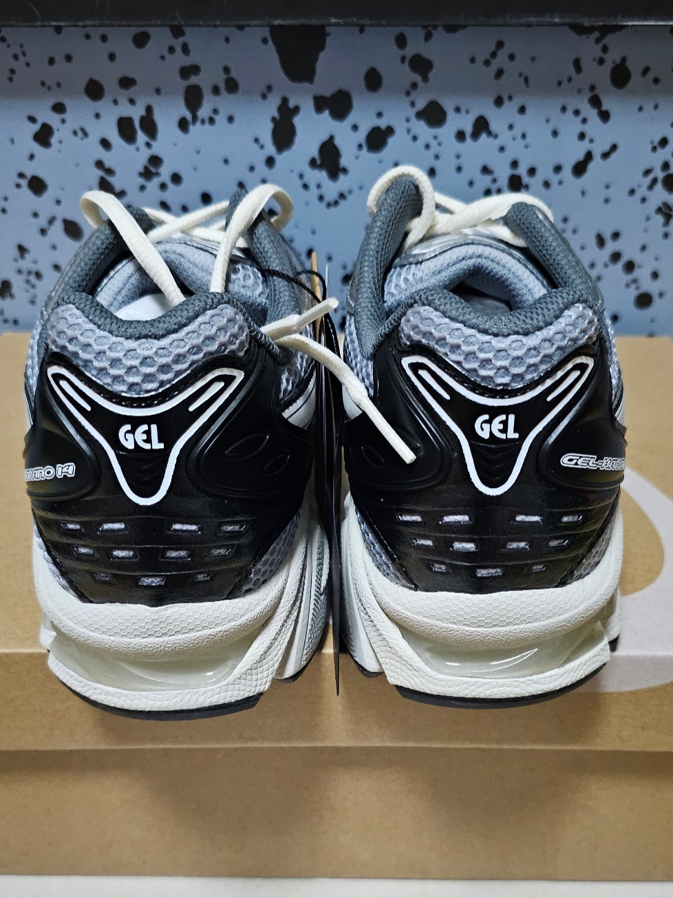 Asics Gel-Kayano 14 Black Glacier Grey 착용 스타일 - 4