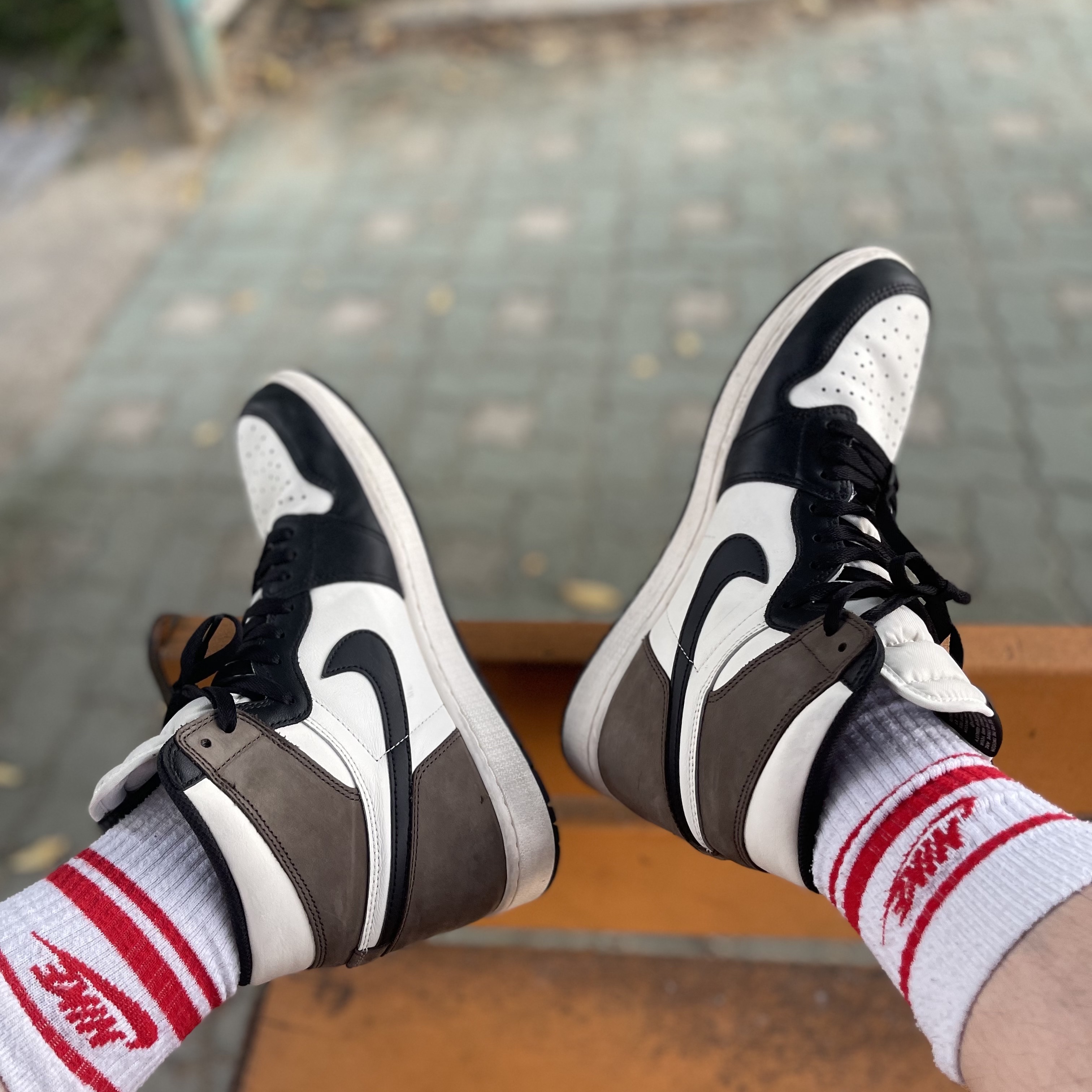 Jordan 1 Retro High OG Black Mocha 착용 스타일 - 2