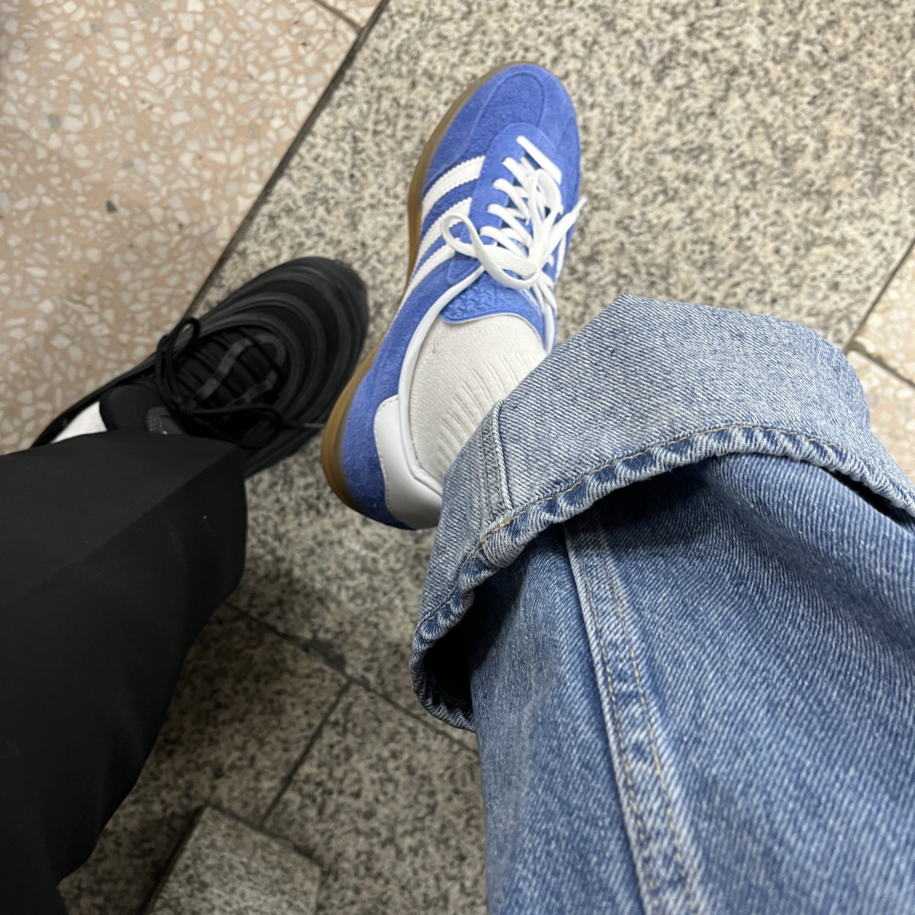 (W) Adidas Gazelle Indoor Blue Fusion Cloud White, Nike Air Max 97 Black White Anthracite 착용 스타일 - 2