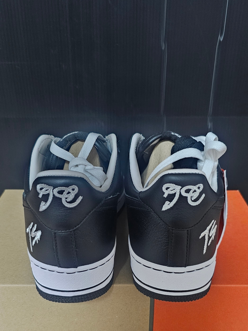 Nike x Terror Squad Air Force 1 Low QS Blackout 착용 스타일 - 4