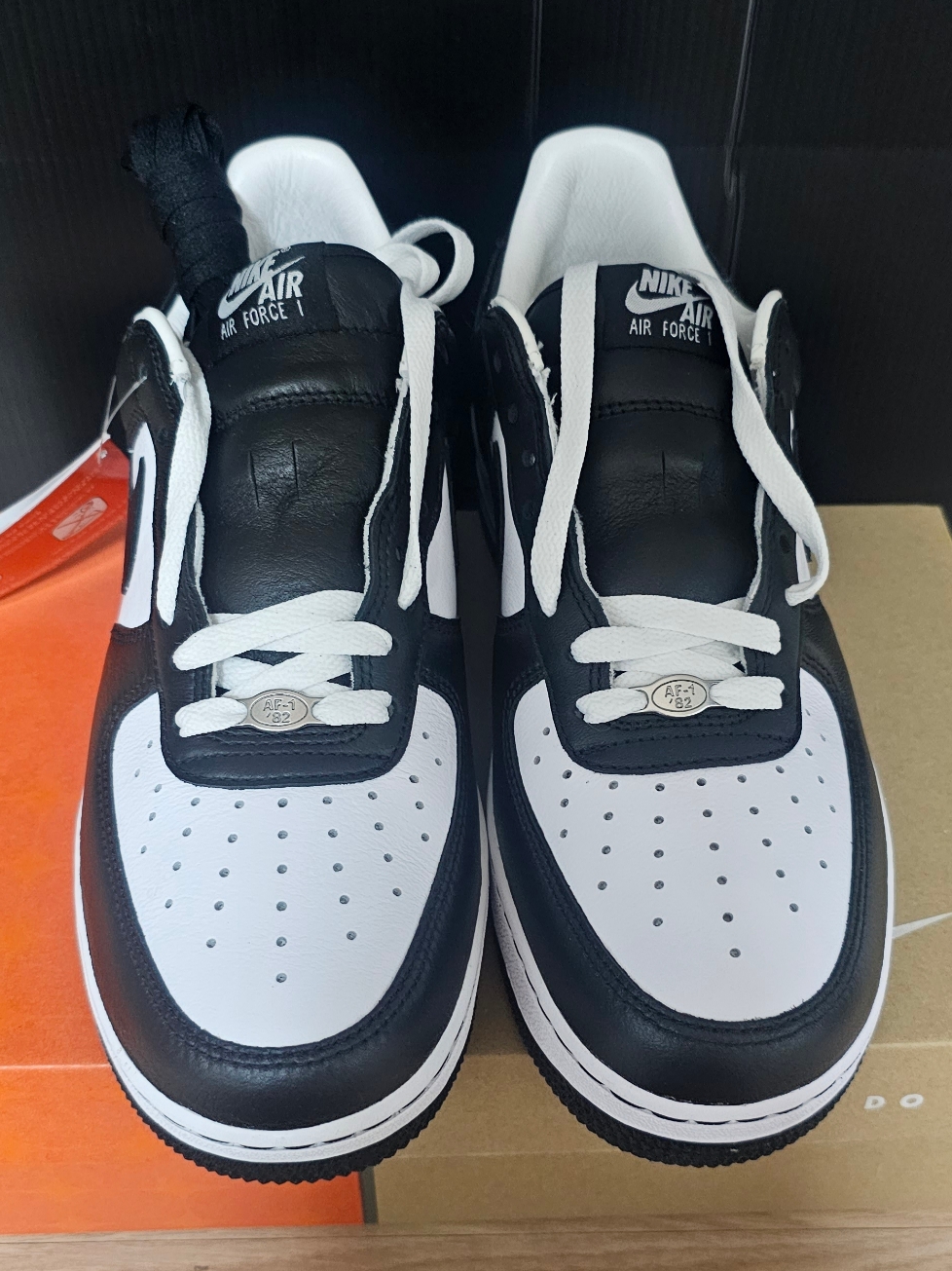 Nike x Terror Squad Air Force 1 Low QS Blackout 착용 스타일 - 1