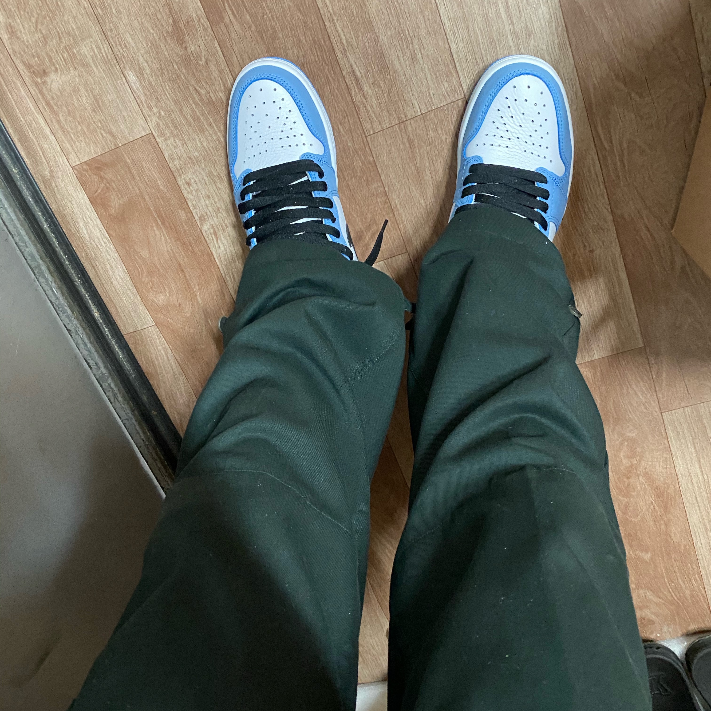 Jordan 1 Retro High OG University Blue 착용 스타일 - 2