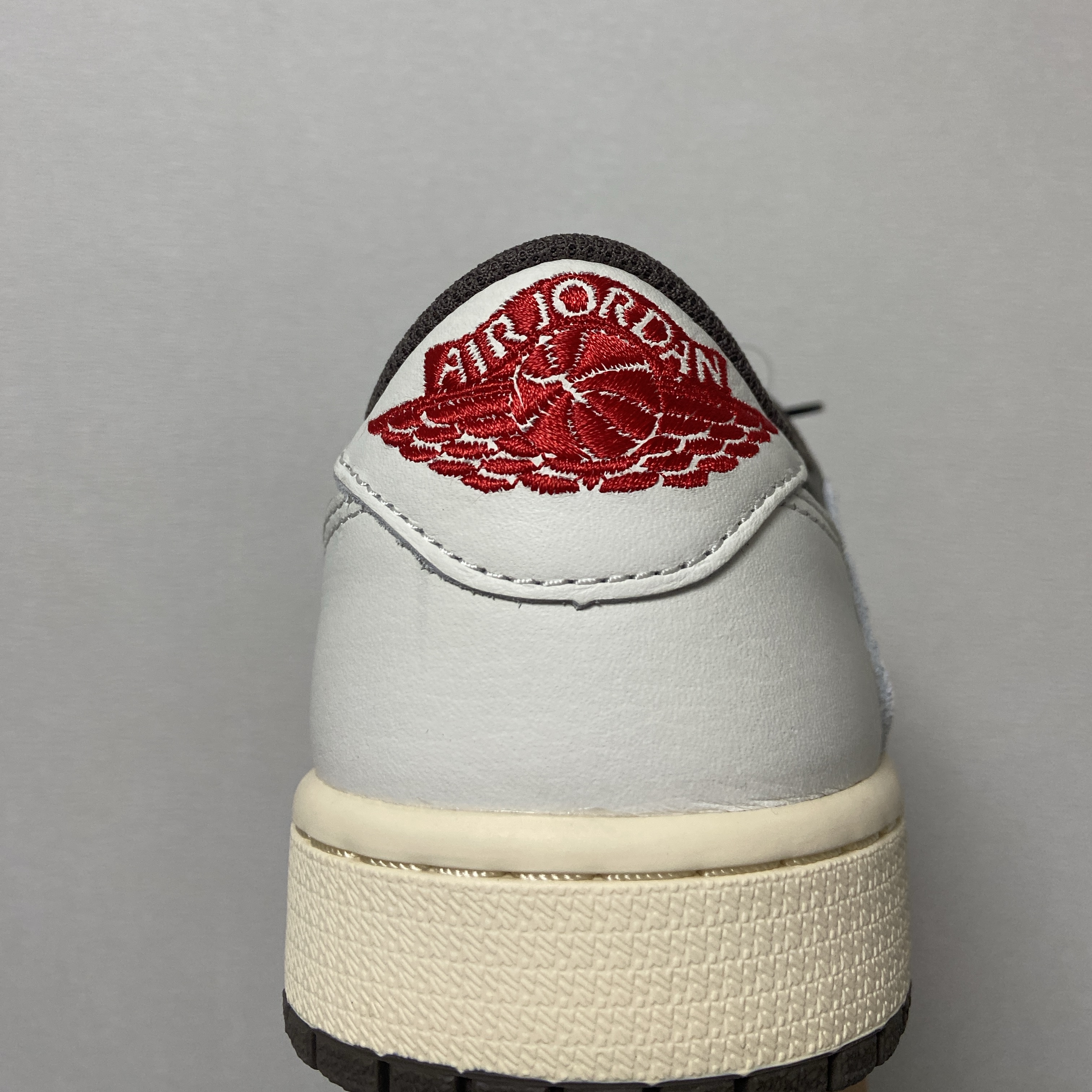 Jordan 1 x Travis Scott Retro Low OG SP Sail and Ridgerock 착용 스타일 - 3