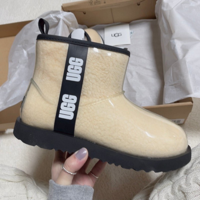 (Kids) UGG Classic Clear Mini II Natural Black 착용 스타일 - 2