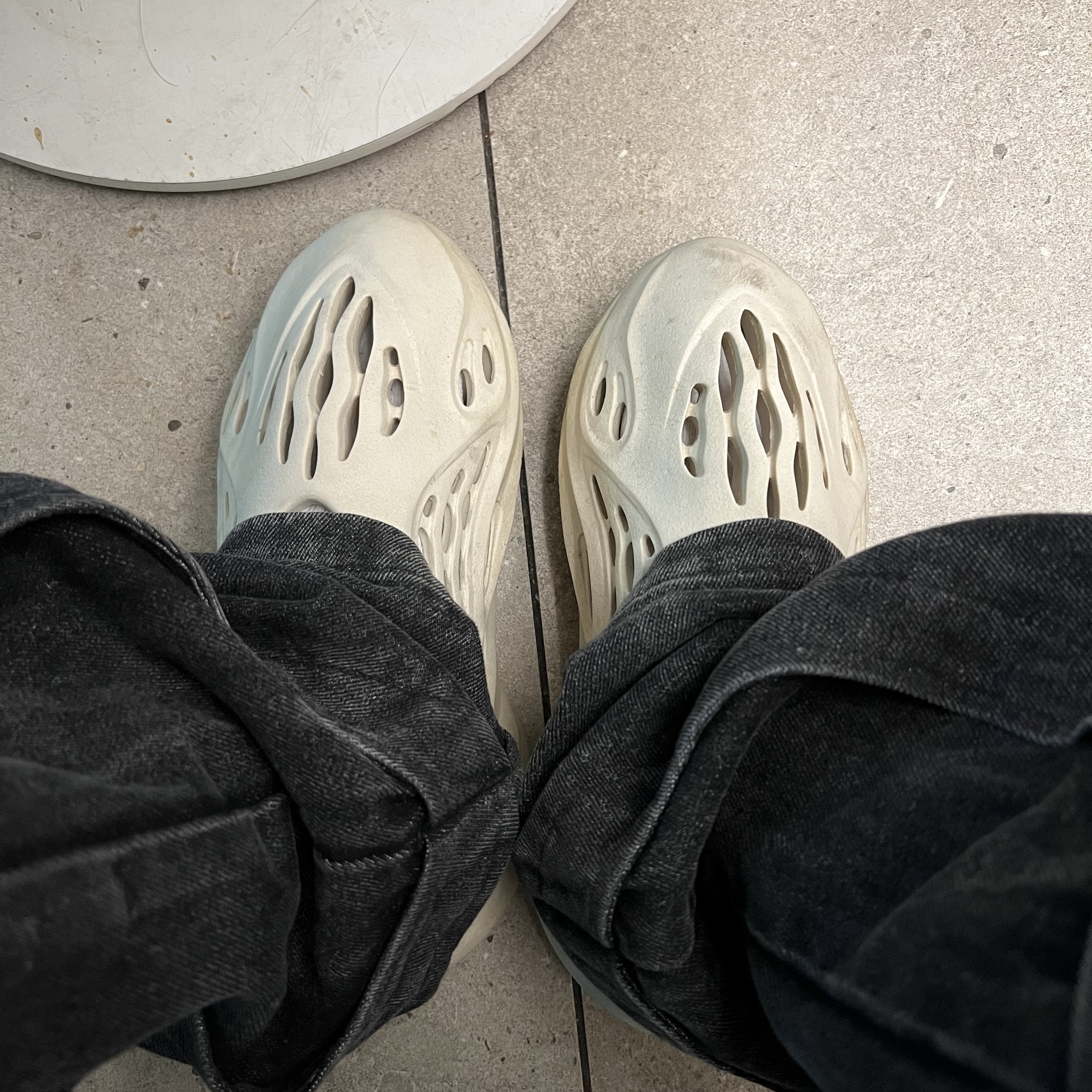 Adidas Yeezy Foam RNNR Sand 착용 스타일