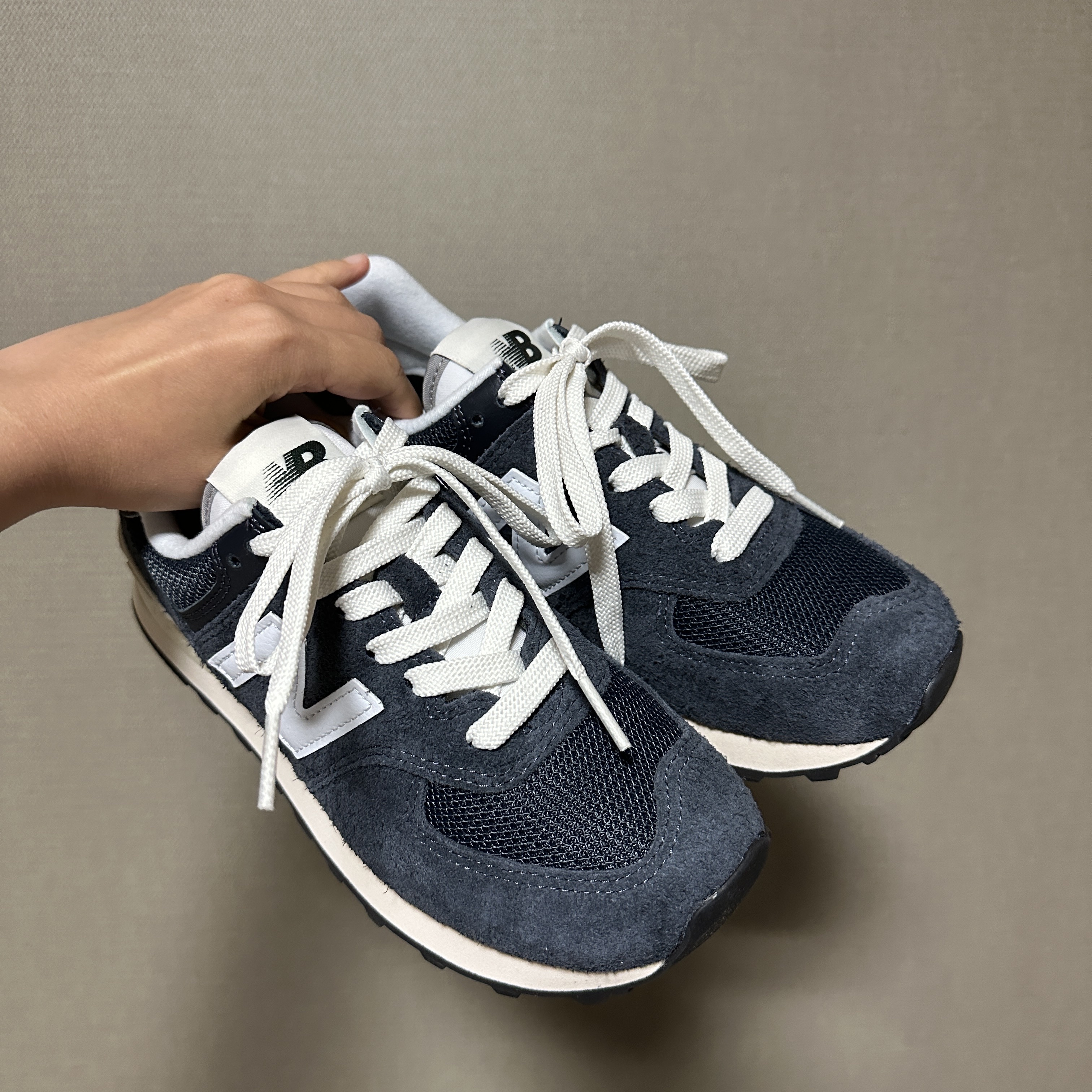 New Balance 574 Heritage Navy 착용 스타일 - 3