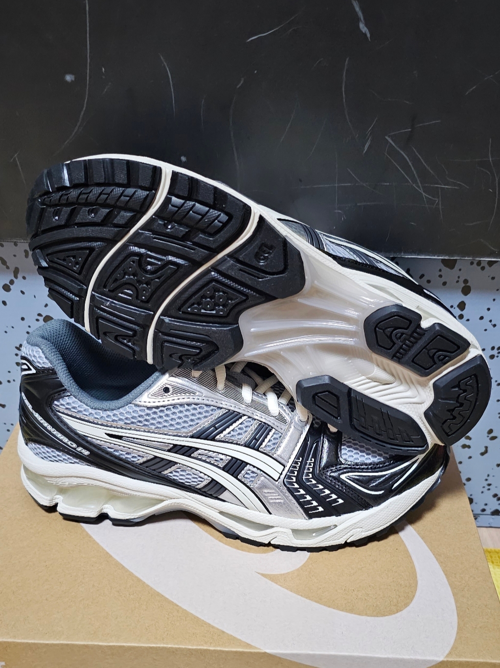 Asics Gel-Kayano 14 Black Glacier Grey 착용 스타일 - 5