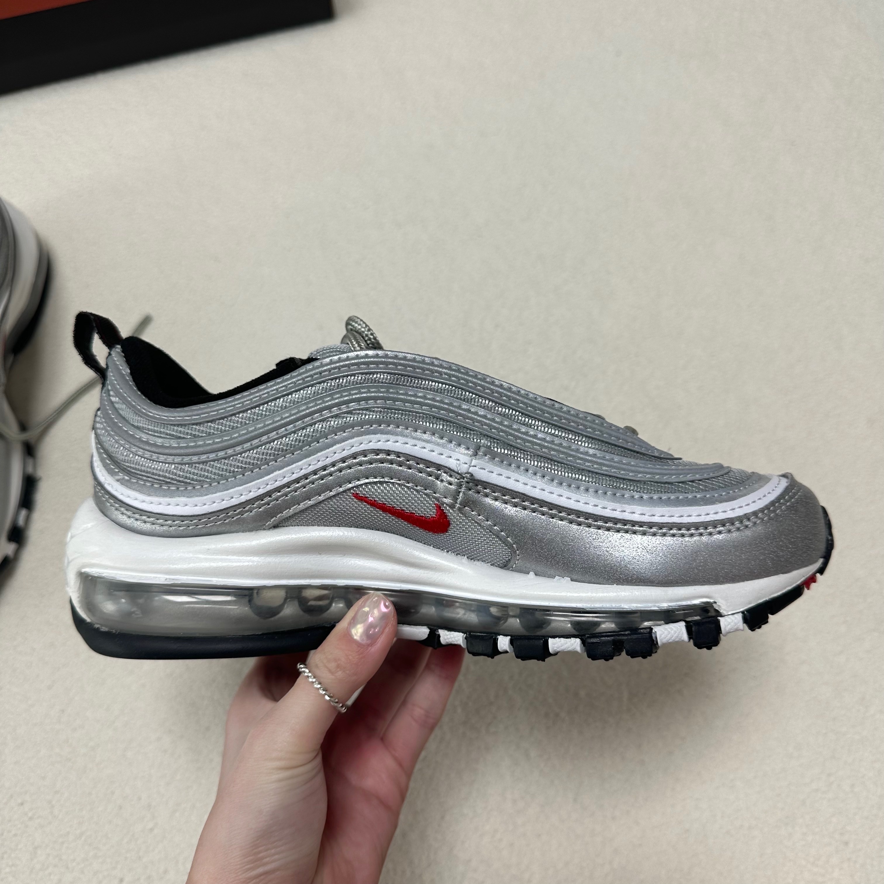 (W) Nike Air Max 97 OG Silver Bullet 2022 착용 스타일 - 3