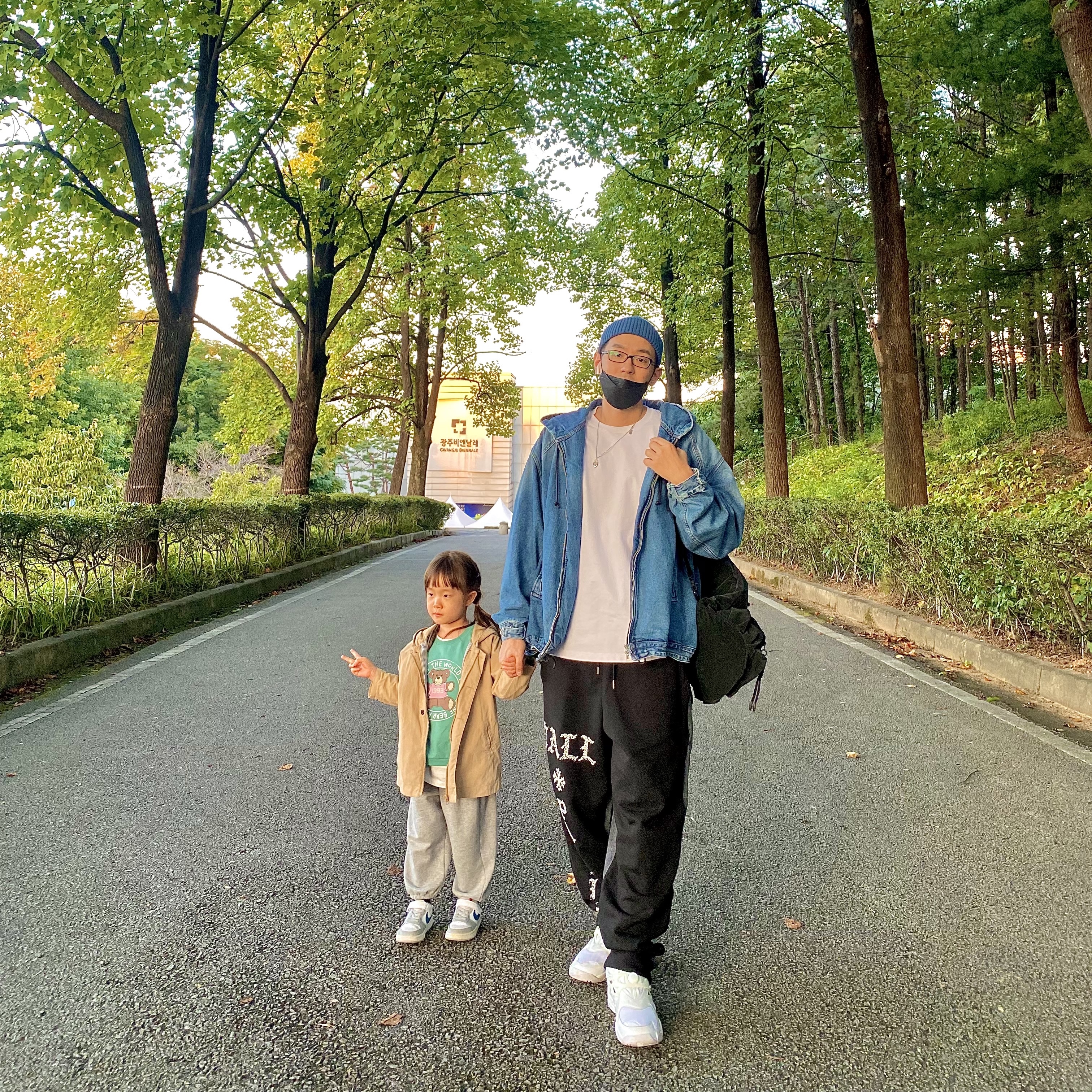 Juun.J Denim Wide Hooded Zip-Up Blue, Reebok x Juun.J Pump Court White 착용 스타일 - 1
