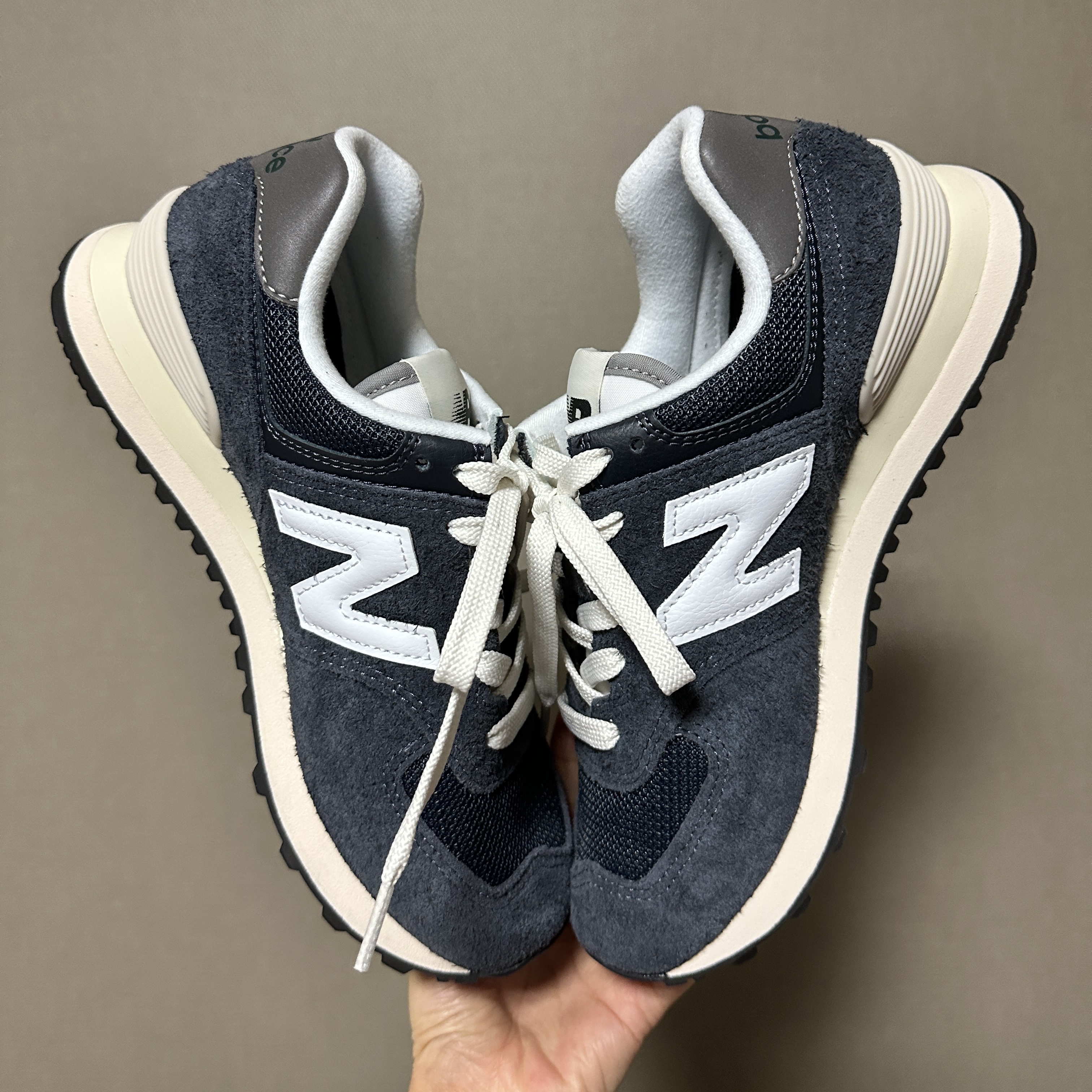 New Balance 574 Heritage Navy 착용 스타일 - 1