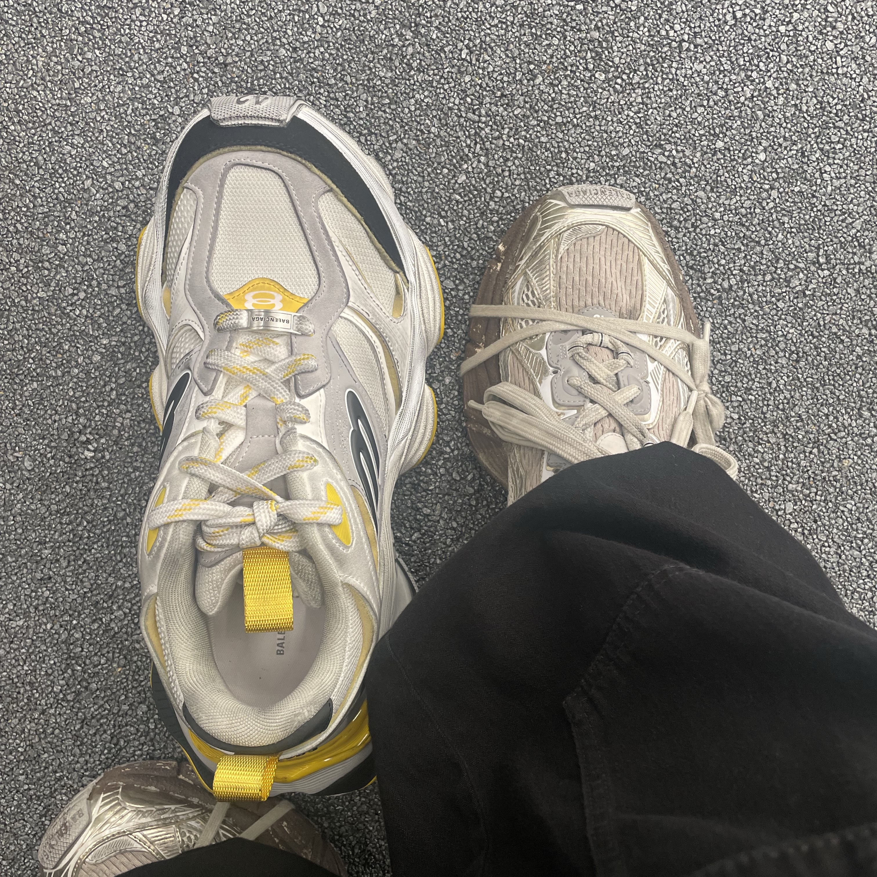 Balenciaga Cargo Sneakers Grey Black Yellow 착용 스타일 - 3