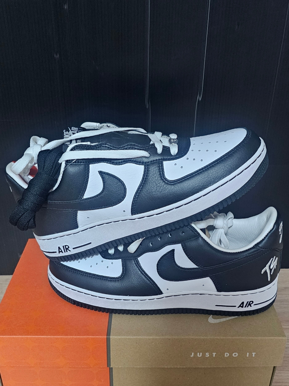 Nike x Terror Squad Air Force 1 Low QS Blackout 착용 스타일 - 2