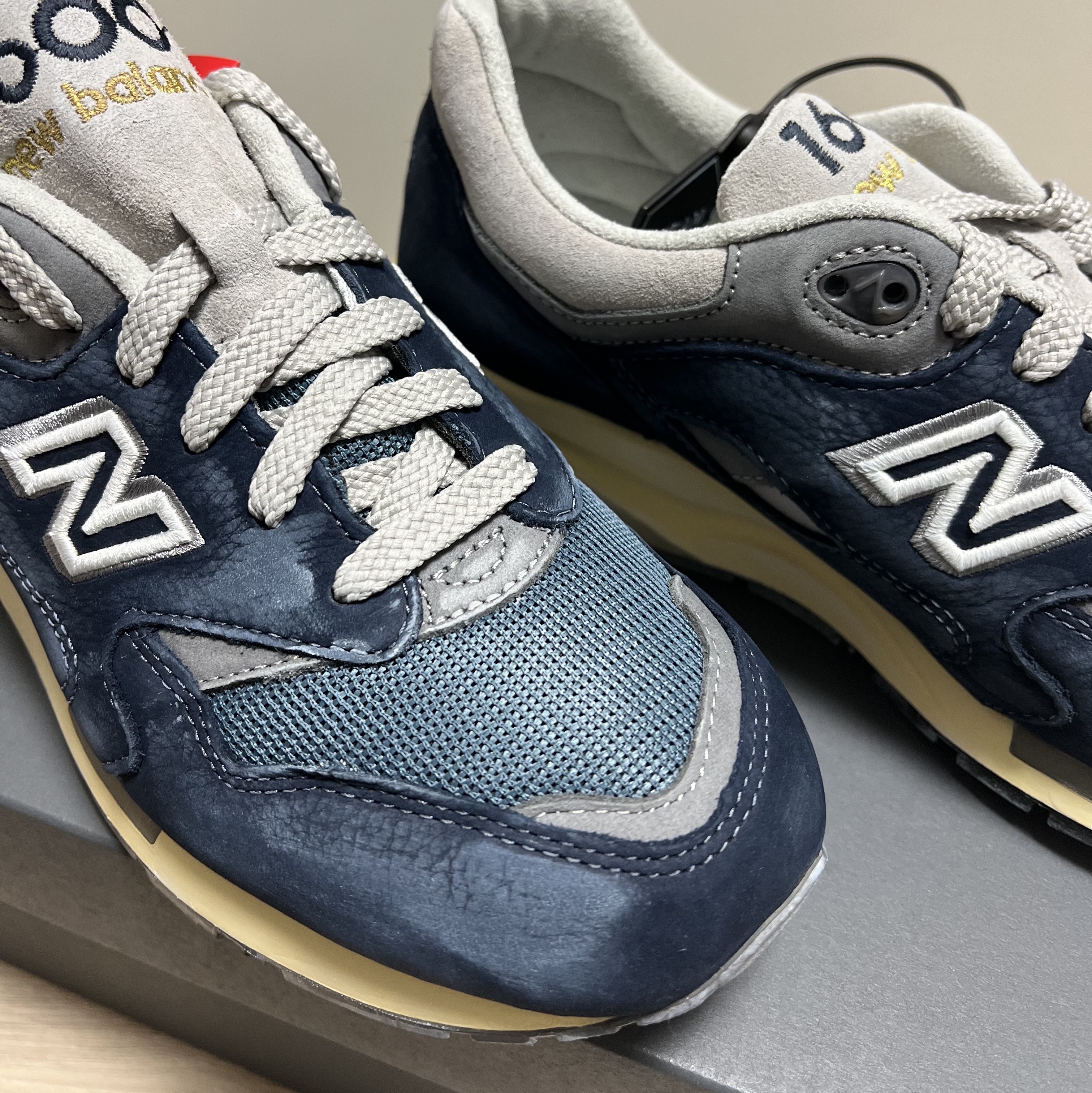 New Balance 1600 Premium Vintage Navy 착용 스타일 - 1