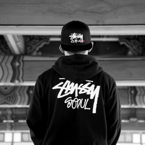 Stussy Basic Stussy Hoodie Ash Heather 2023, Stussy Basic Stussy Hoodie Black 2023 착용 스타일 - 5