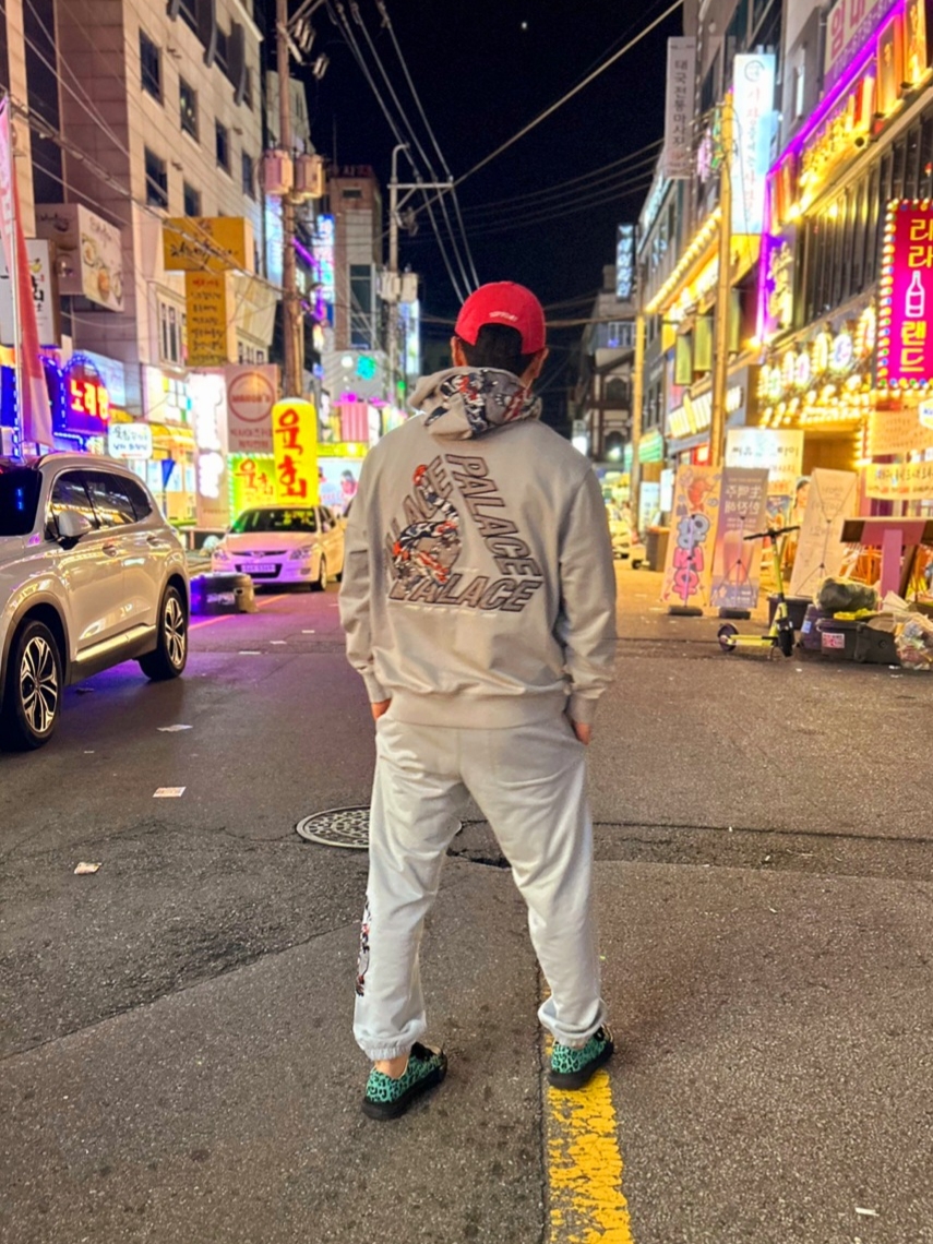 Palace Dragon P-3 Hood Grey - 22FW, Palace Dragon Sweatpants Black - 22FW 착용 스타일 - 2