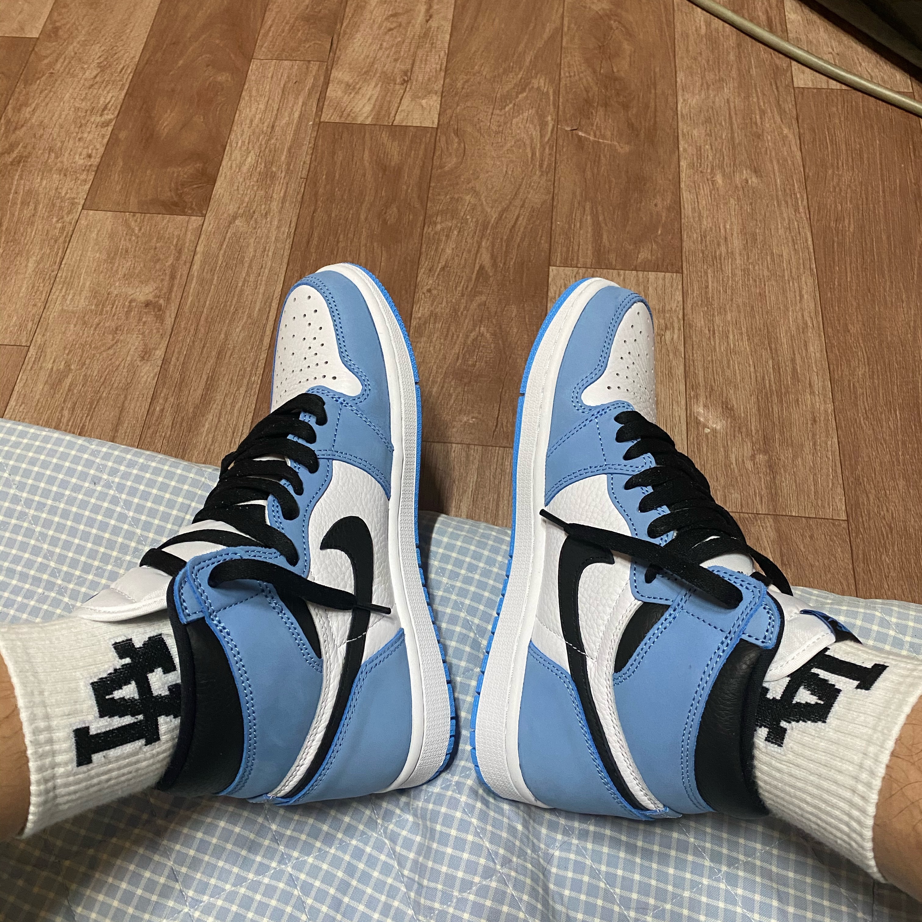 Jordan 1 Retro High OG University Blue 착용 스타일 - 1