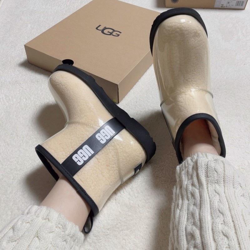 (Kids) UGG Classic Clear Mini II Natural Black 착용 스타일 - 1