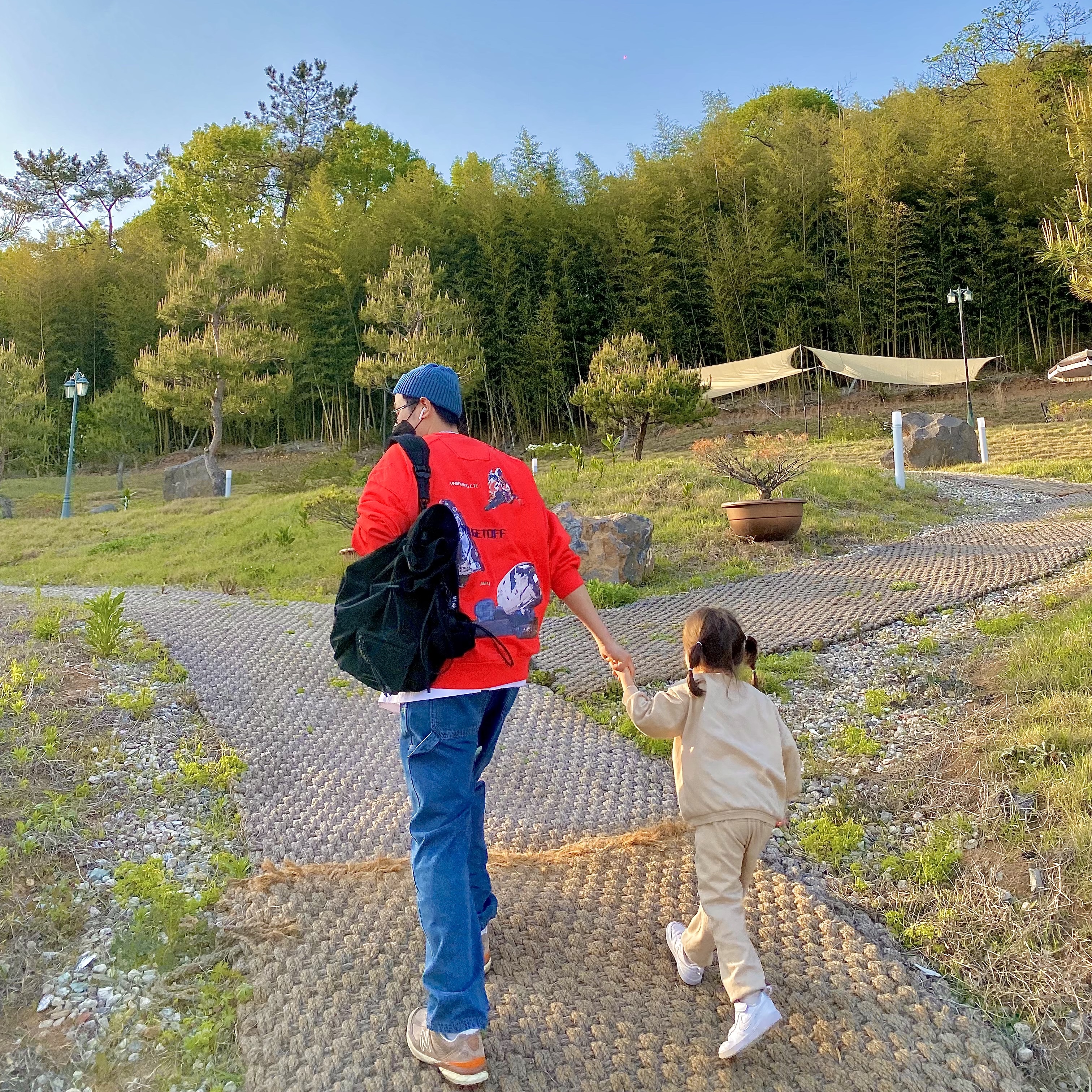 Juun.J Graphic Loose Fit Sweatshirt Red - 22SS, New Balance x Slow Steady Club 990v5 Made in USA Brown 착용 스타일 - 2
