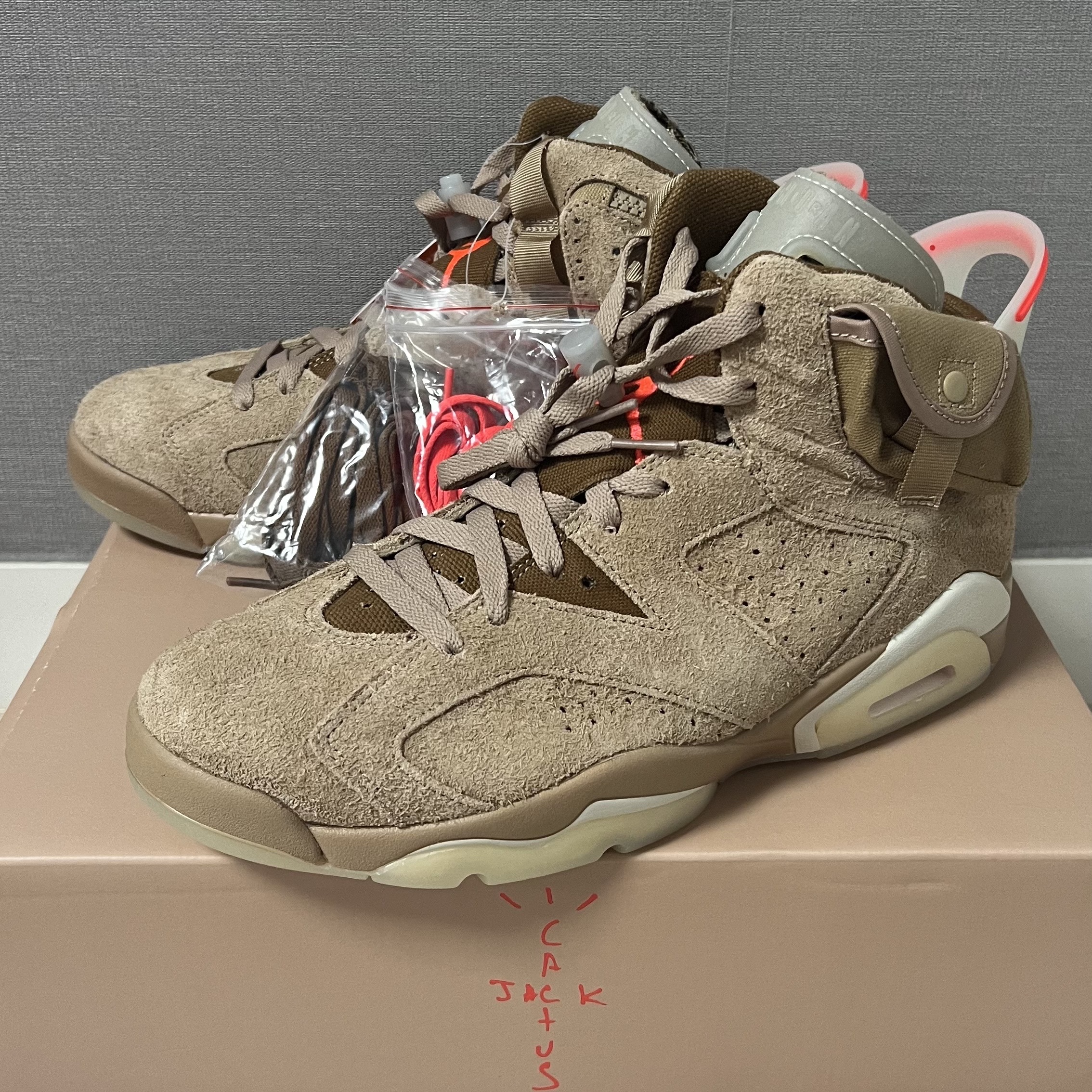 Jordan 6 x Travis Scott Retro SP British Khaki 착용 스타일