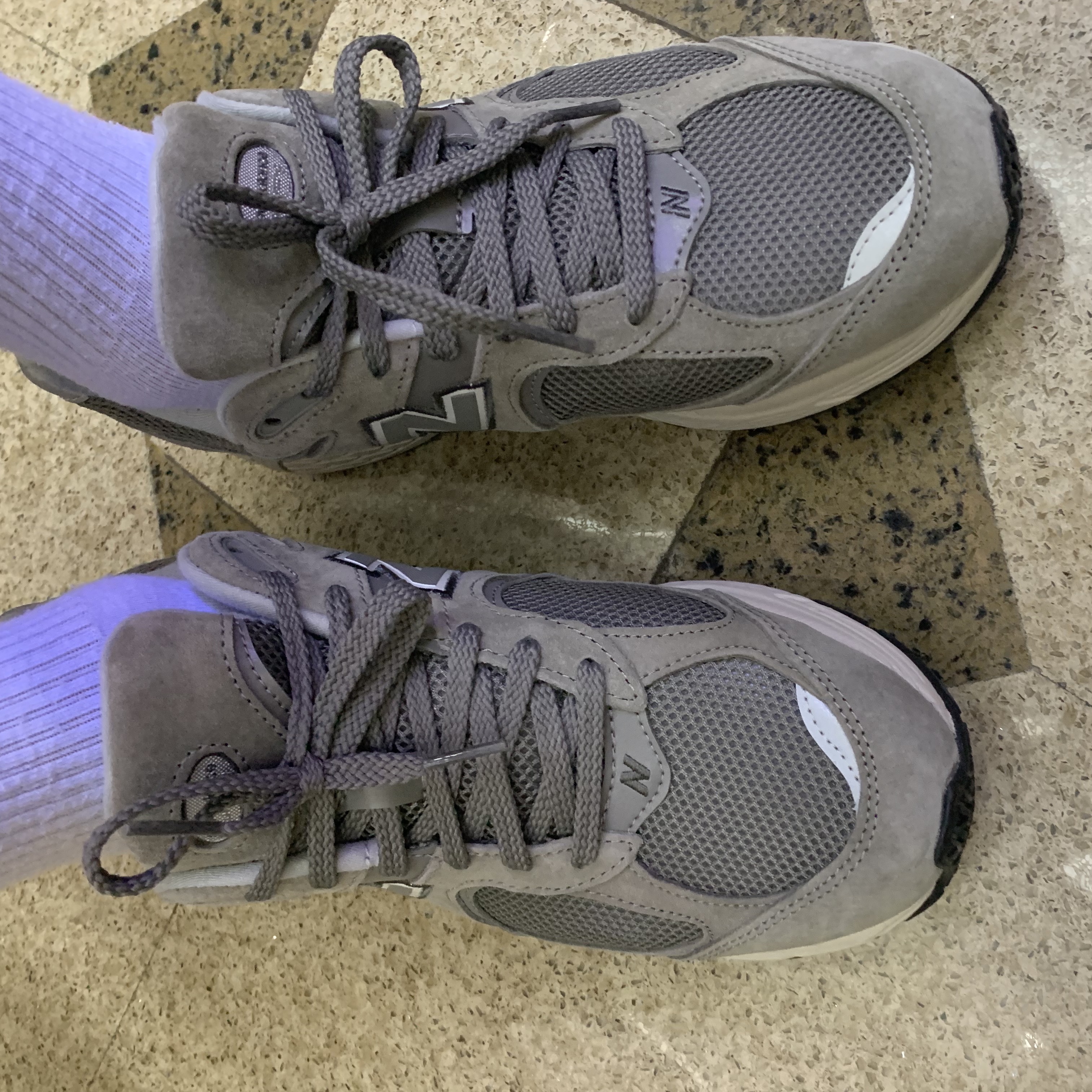 New Balance 2002R Grey 착용 스타일