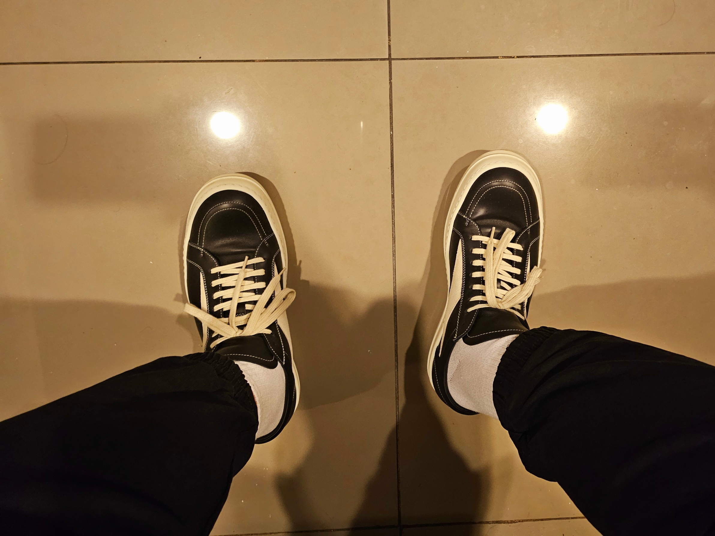 Rick Owens Luxor Vintage Sneakers Black Milk, Converse x Drkshdw Drkstr Chuck 70 Ox White 착용 스타일 - 3
