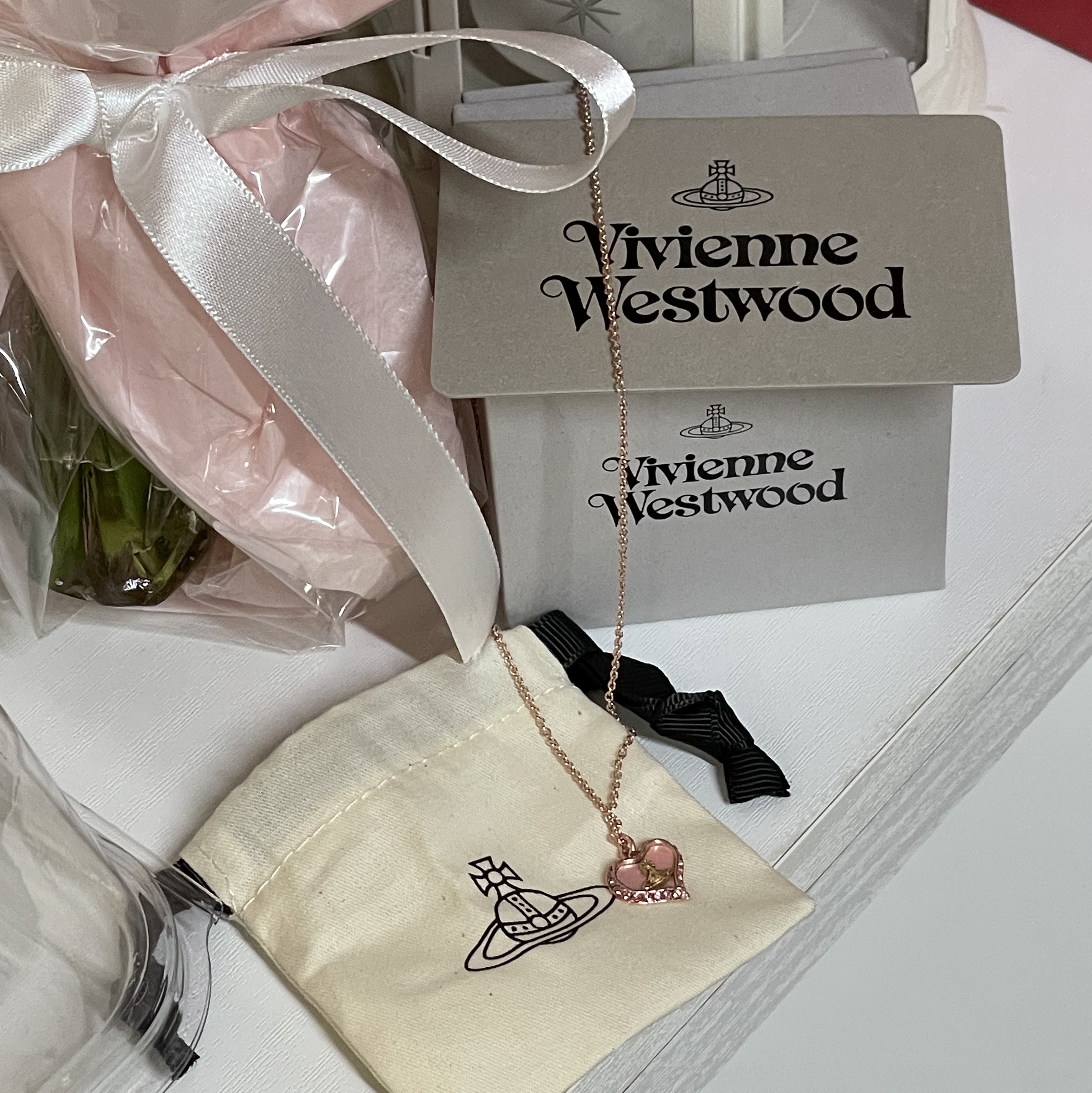 Vivienne Westwood Petra Necklace Pink Gold 착용 스타일