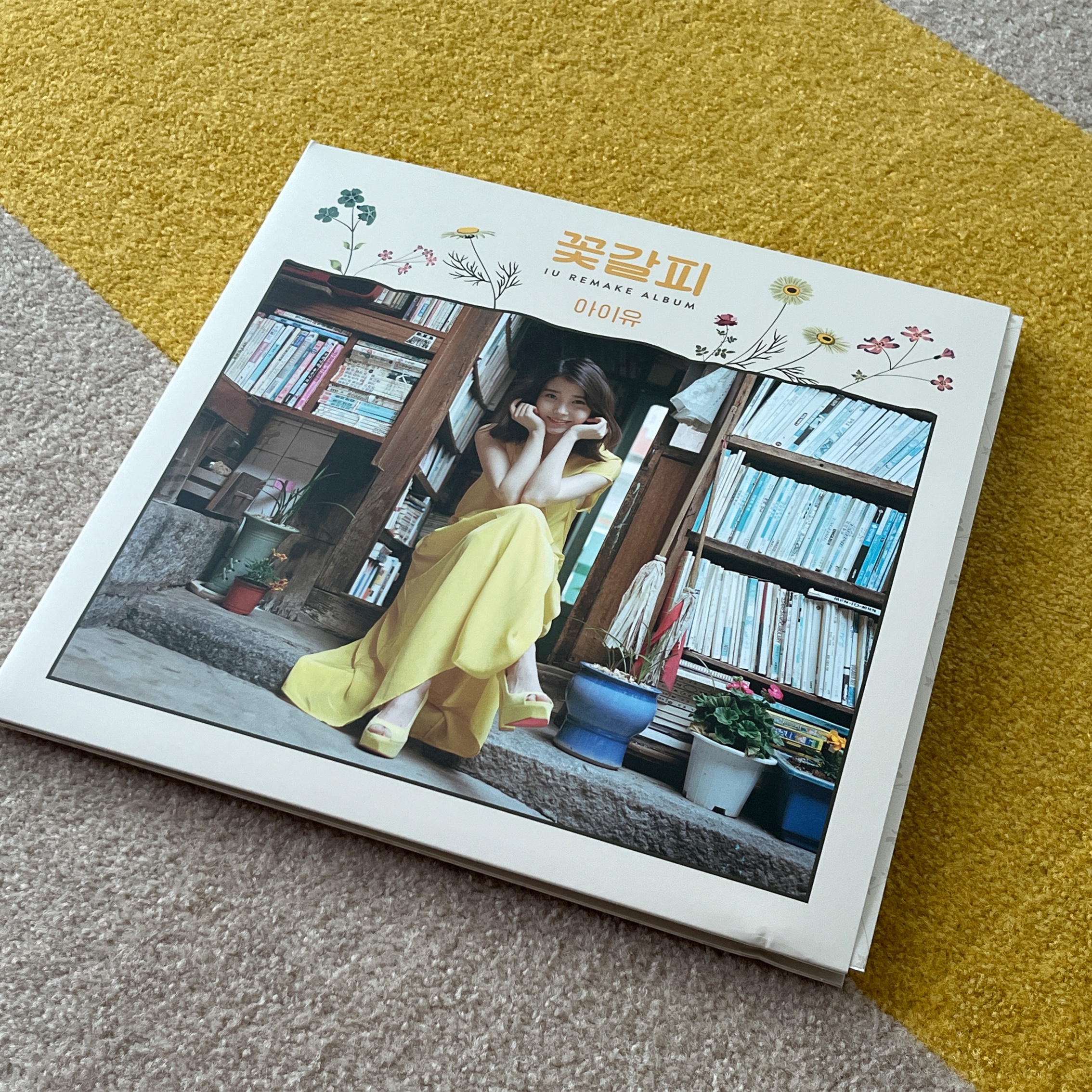IU Remake Album A Flower Bookmark (Edam Ver.) LP 착용 스타일