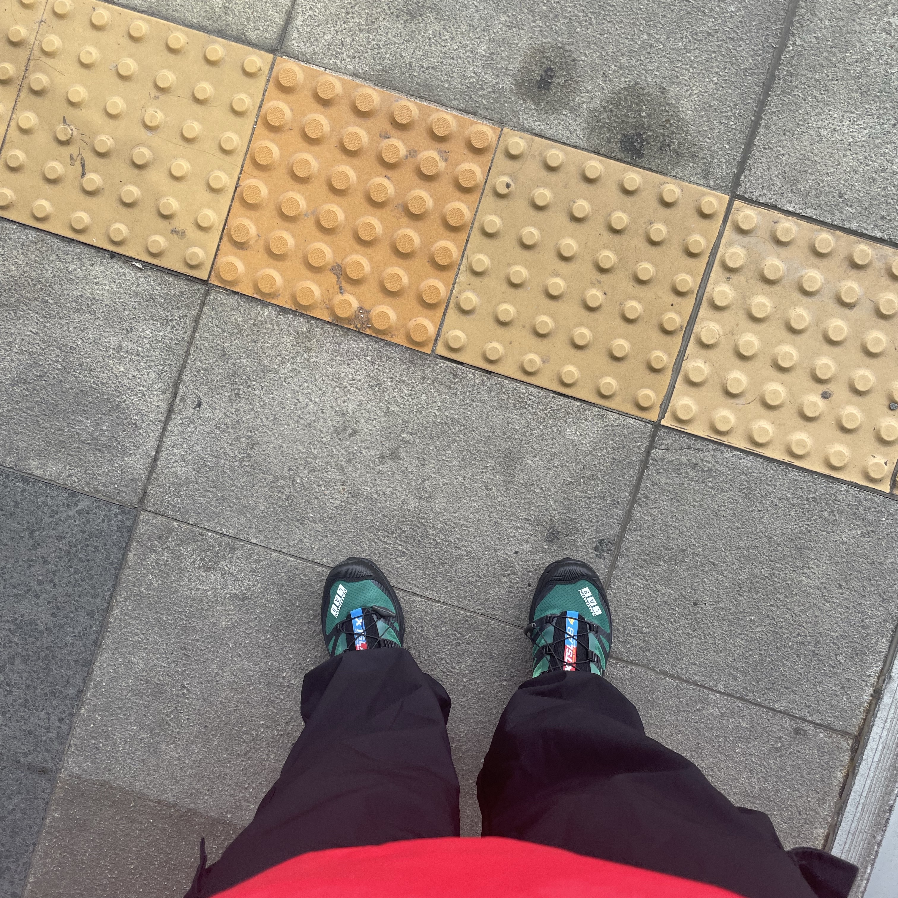 Salomon XT-4 Eden Bright Lime Green 착용 스타일 - 5
