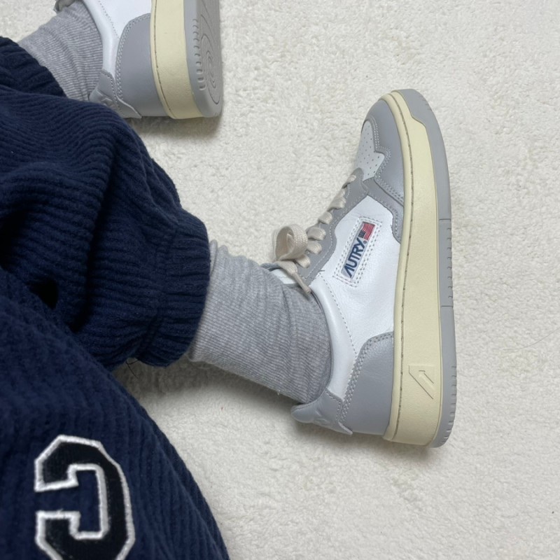 (W) Autry Medalist Low Leather Sneakers Grey White 착용 스타일 - 4