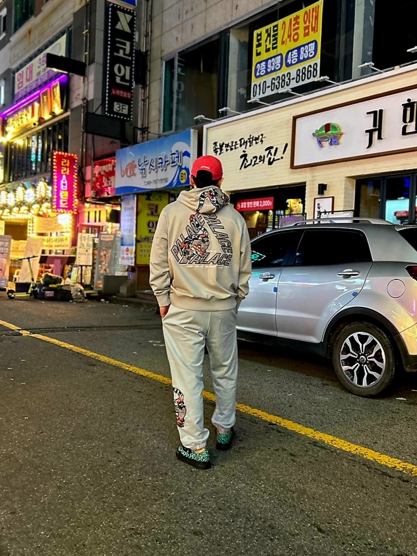 Palace Dragon P-3 Hood Grey - 22FW, Palace Dragon Sweatpants Black - 22FW 착용 스타일 - 3