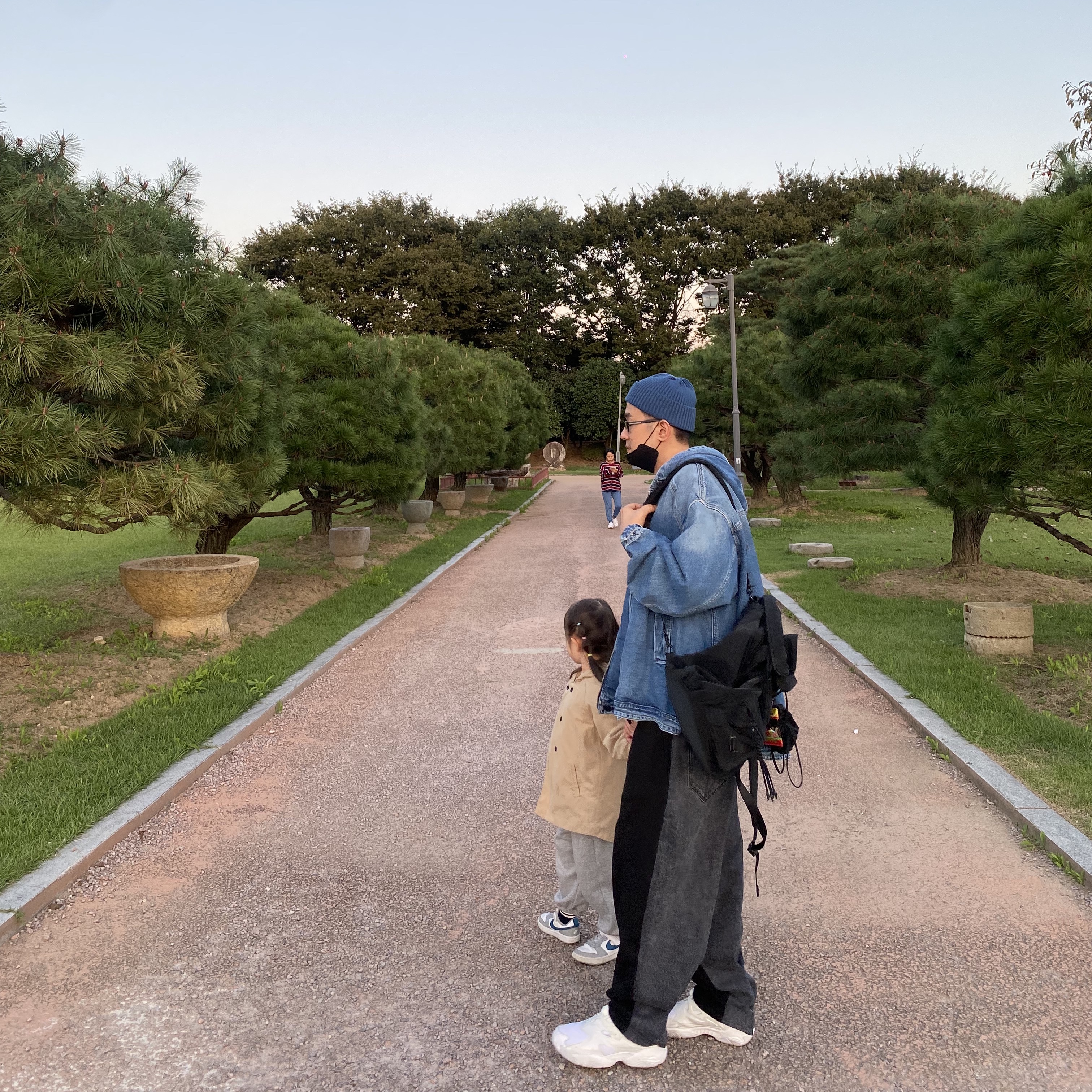 Juun.J Denim Wide Hooded Zip-Up Blue, Reebok x Juun.J Pump Court White 착용 스타일 - 2