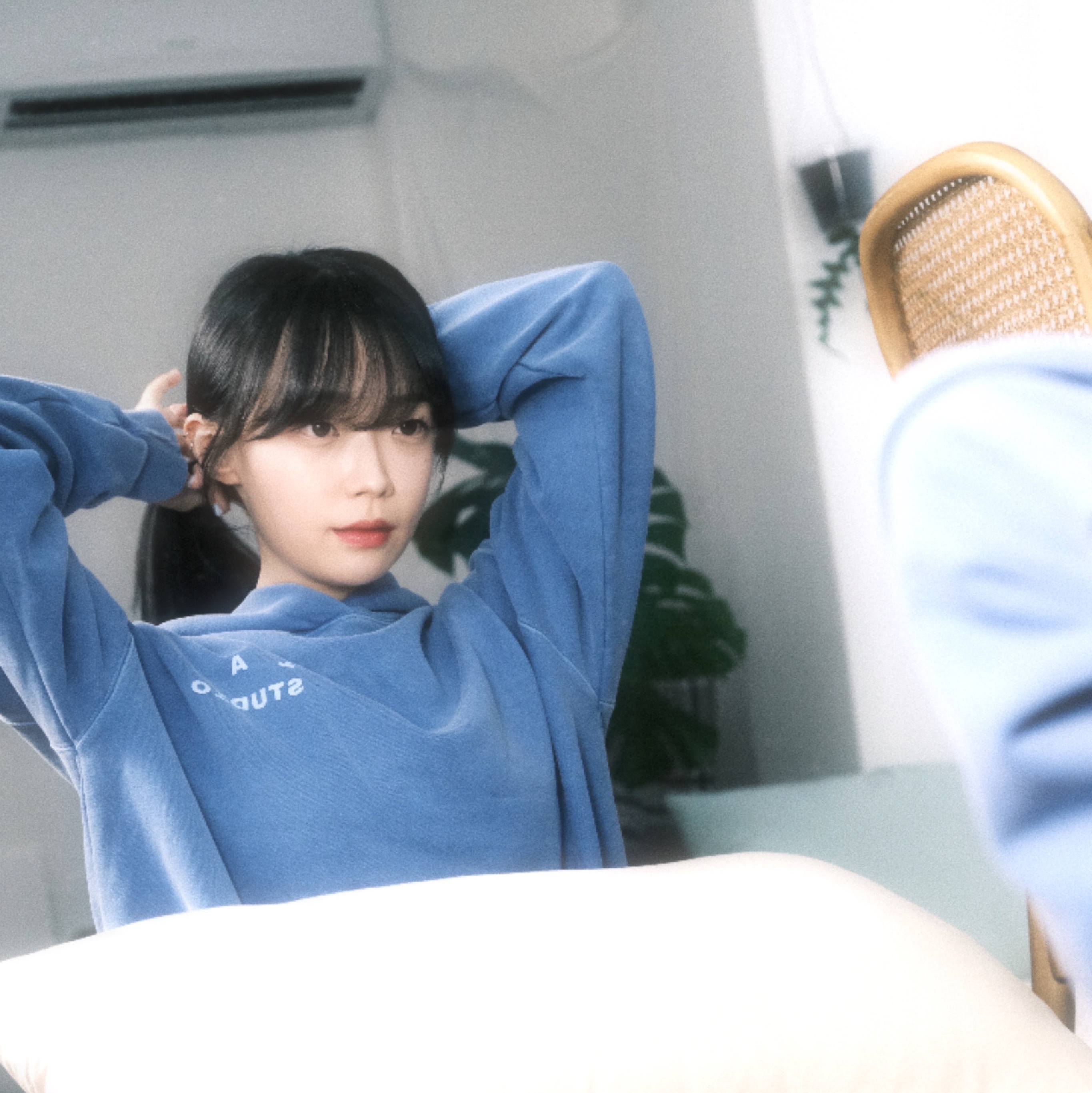 IAB Studio Pigment Hoodie Royal Blue - 22FW 착용 스타일 - 1