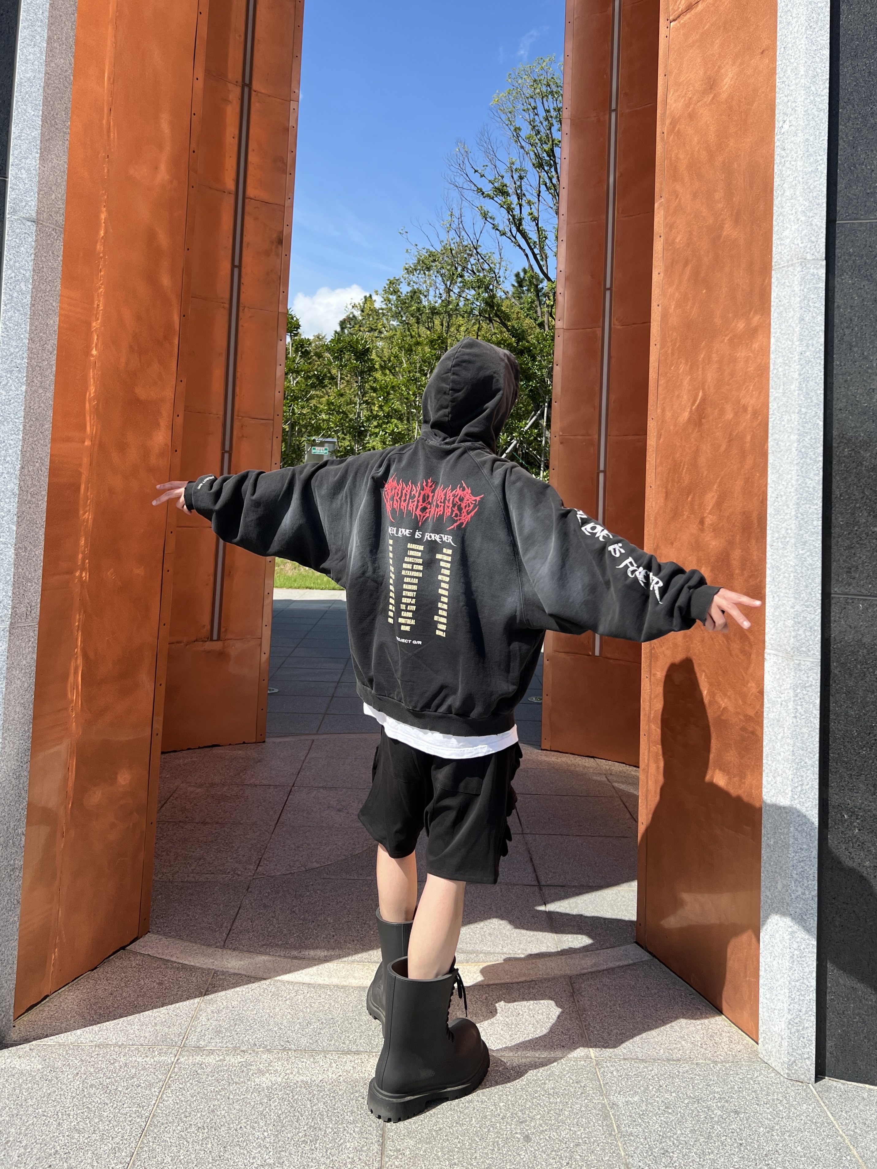 Balenciaga XL Army Boots Full Eva Black, Project G/R Crow Worldtour Hoodie Washed Black 착용 스타일
