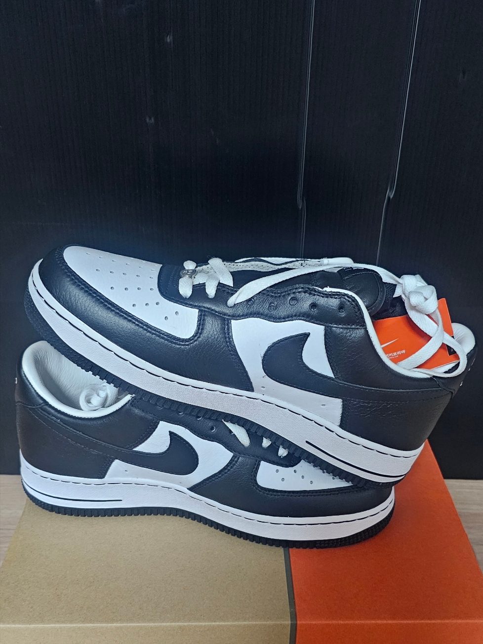 Nike x Terror Squad Air Force 1 Low QS Blackout 착용 스타일 - 3