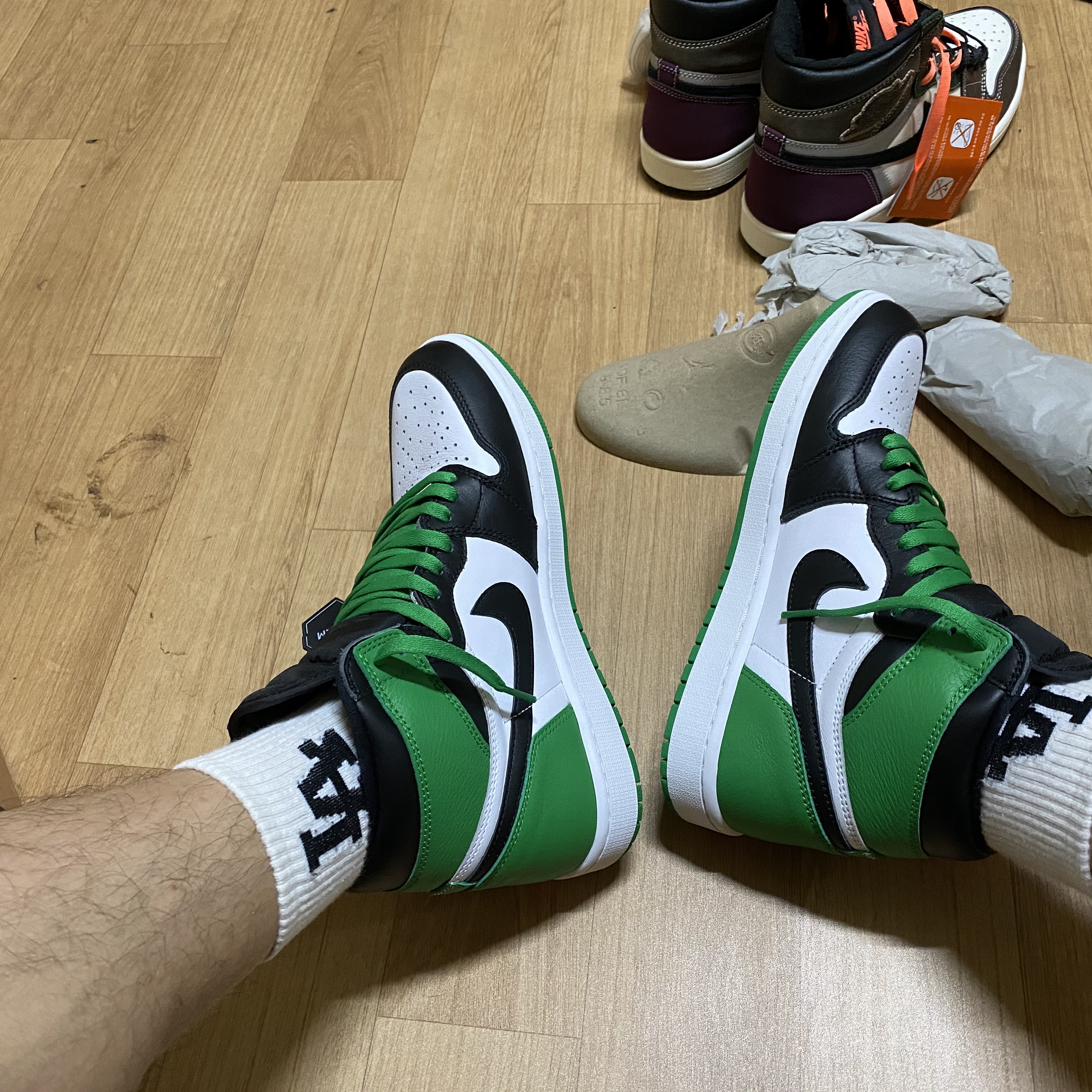 Jordan 1 Retro High OG Black and Lucky Green 착용 스타일 - 1