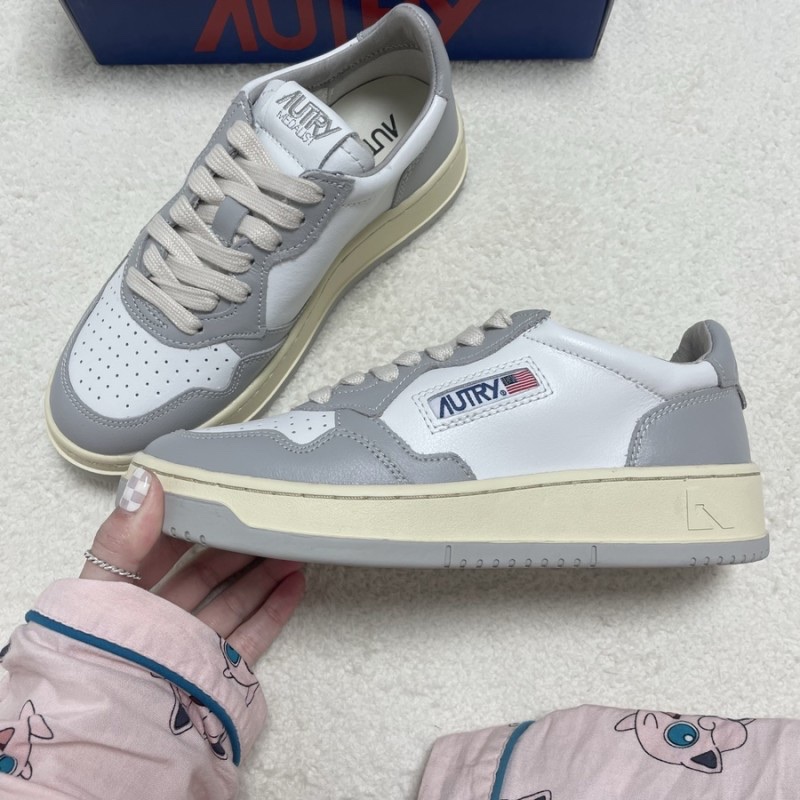 (W) Autry Medalist Low Leather Sneakers Grey White 착용 스타일 - 2