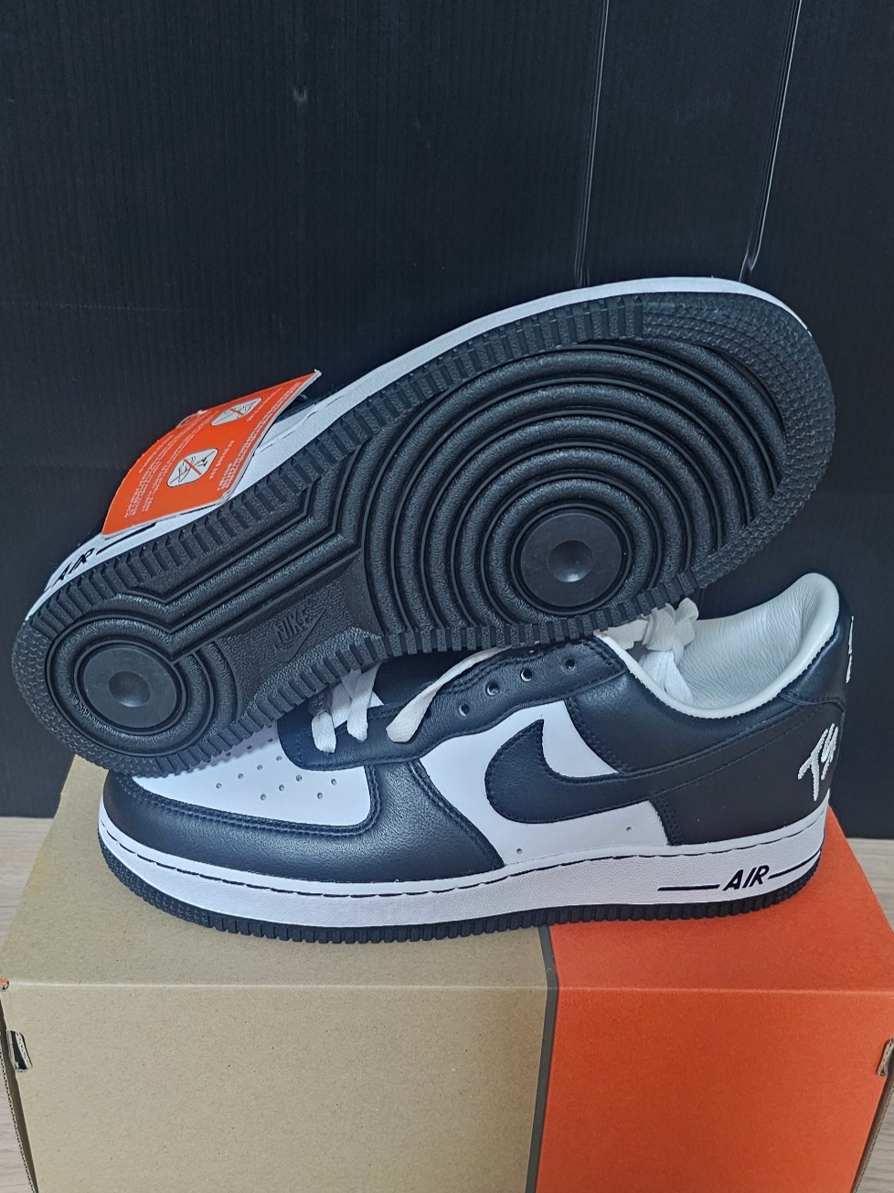 Nike x Terror Squad Air Force 1 Low QS Blackout 착용 스타일 - 5