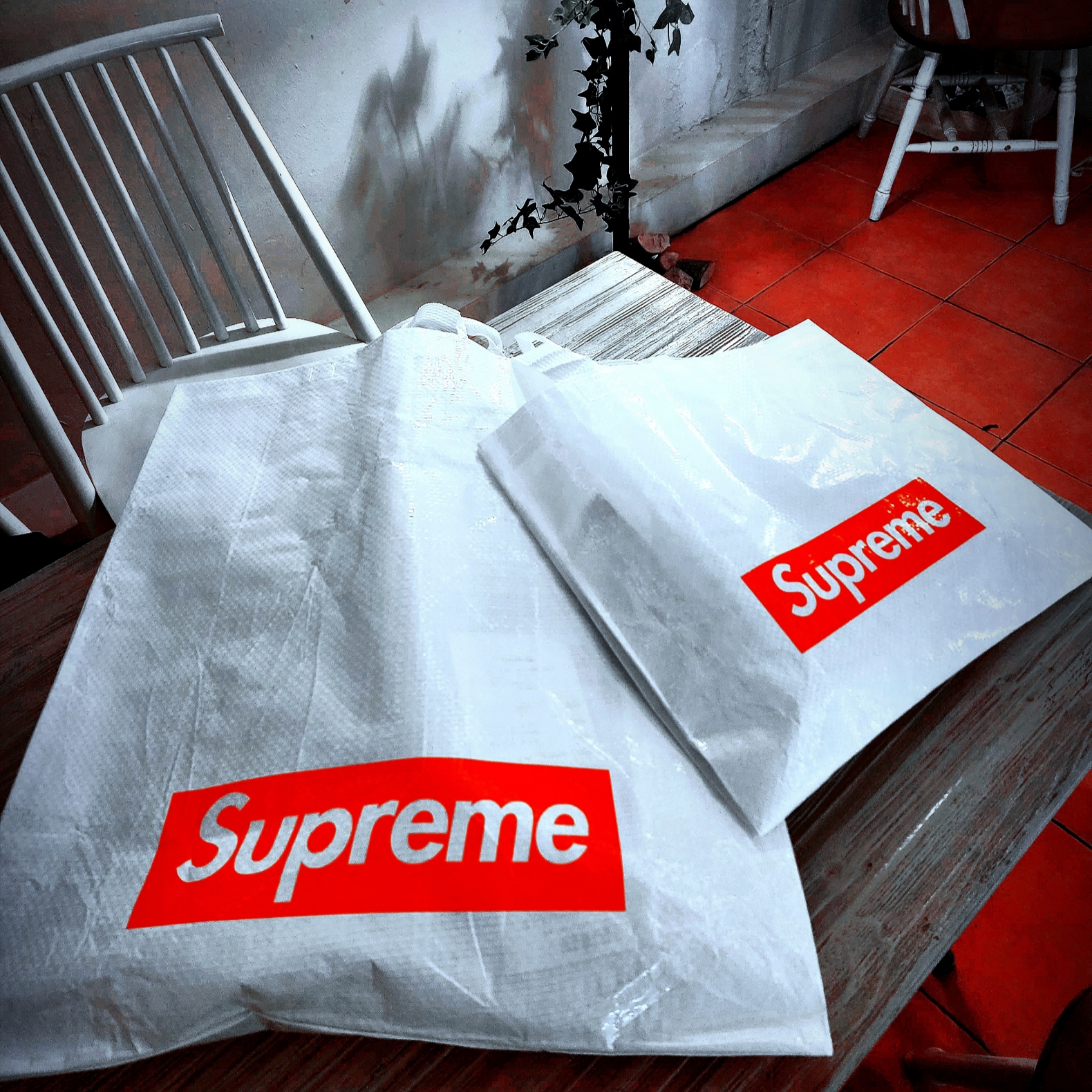 Supreme Tote Bag Blue - 23FW, Supreme Small Cinch Pouch Red - 23FW 착용 스타일 - 4