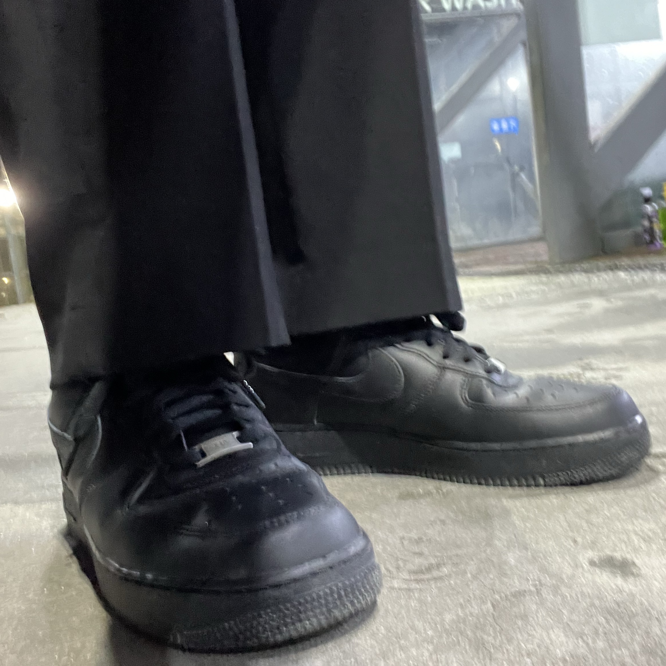 Nike Air Force 1 '07 Low Triple Black 착용 스타일